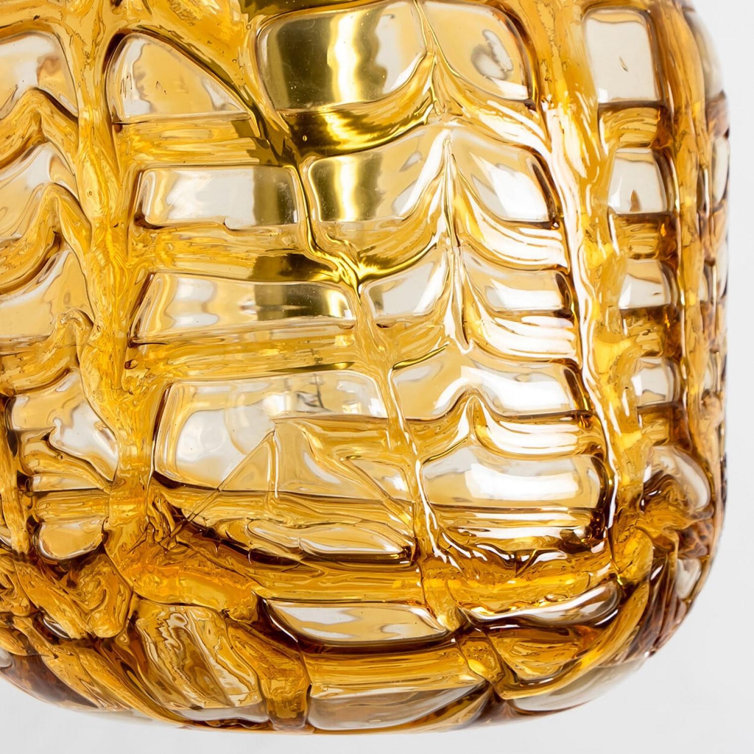 1 des 3 lampes à suspension en verre jaune de Murano, formes différentes, années 1960 en vente 2