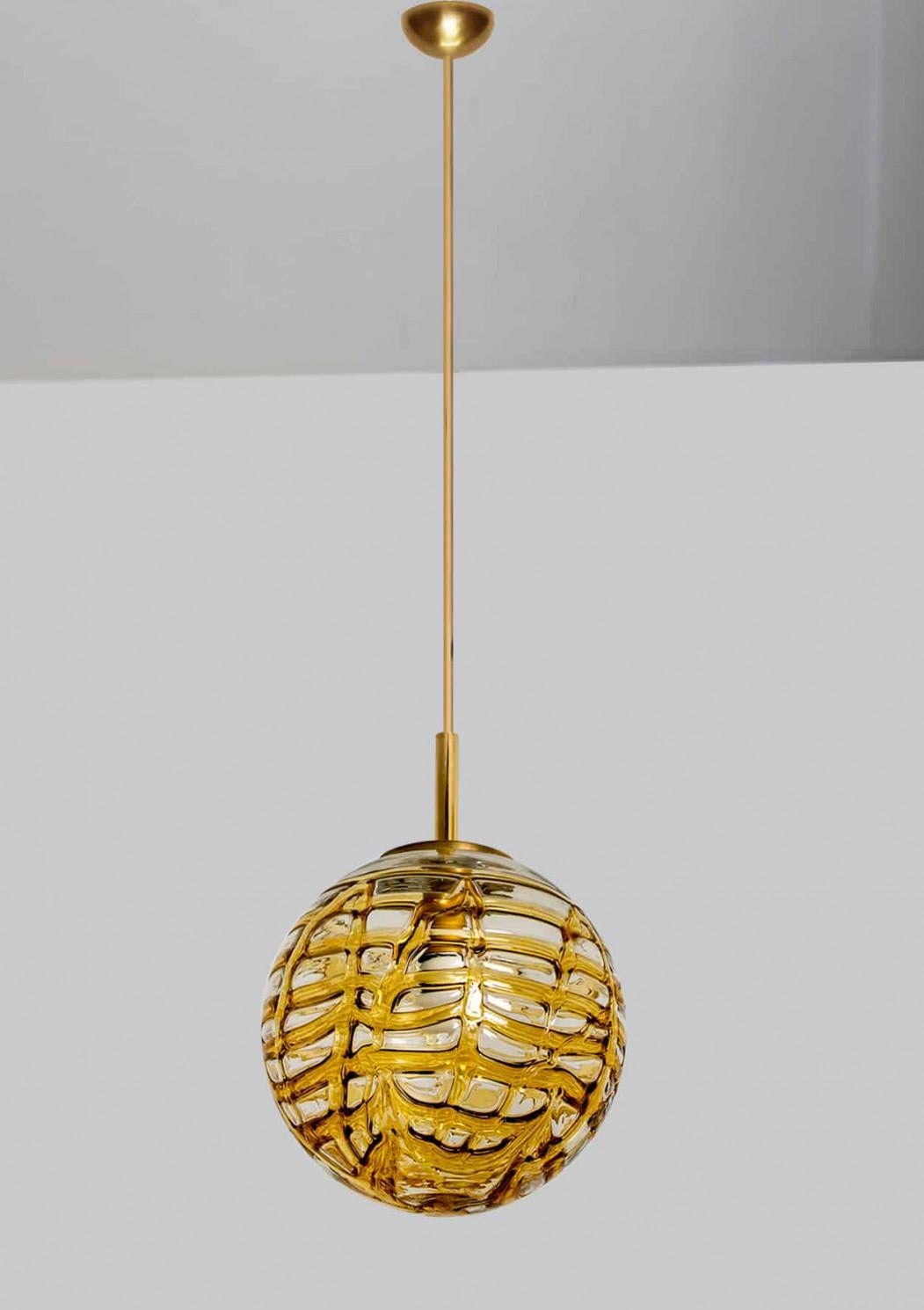 1 dei 3 globi Doria Leuchten (in collaborazione con Murano) nello stile di Venini, prodotto nel 1960 circa. Un vero e proprio pezzo forte.

Paralumi in cristallo di Murano di alto spessore realizzati con vetri sovrapposti nel colore miele