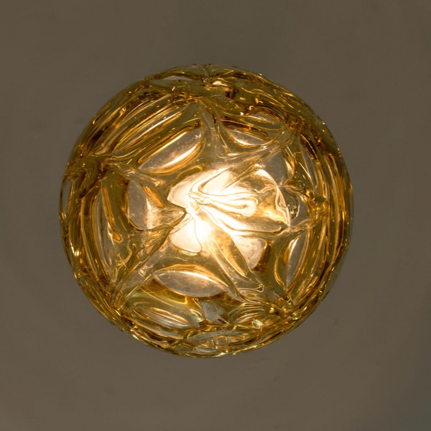 1 delle 3 luci a sospensione in vetro giallo di Murano, forme diverse, anni '60 in vendita 1