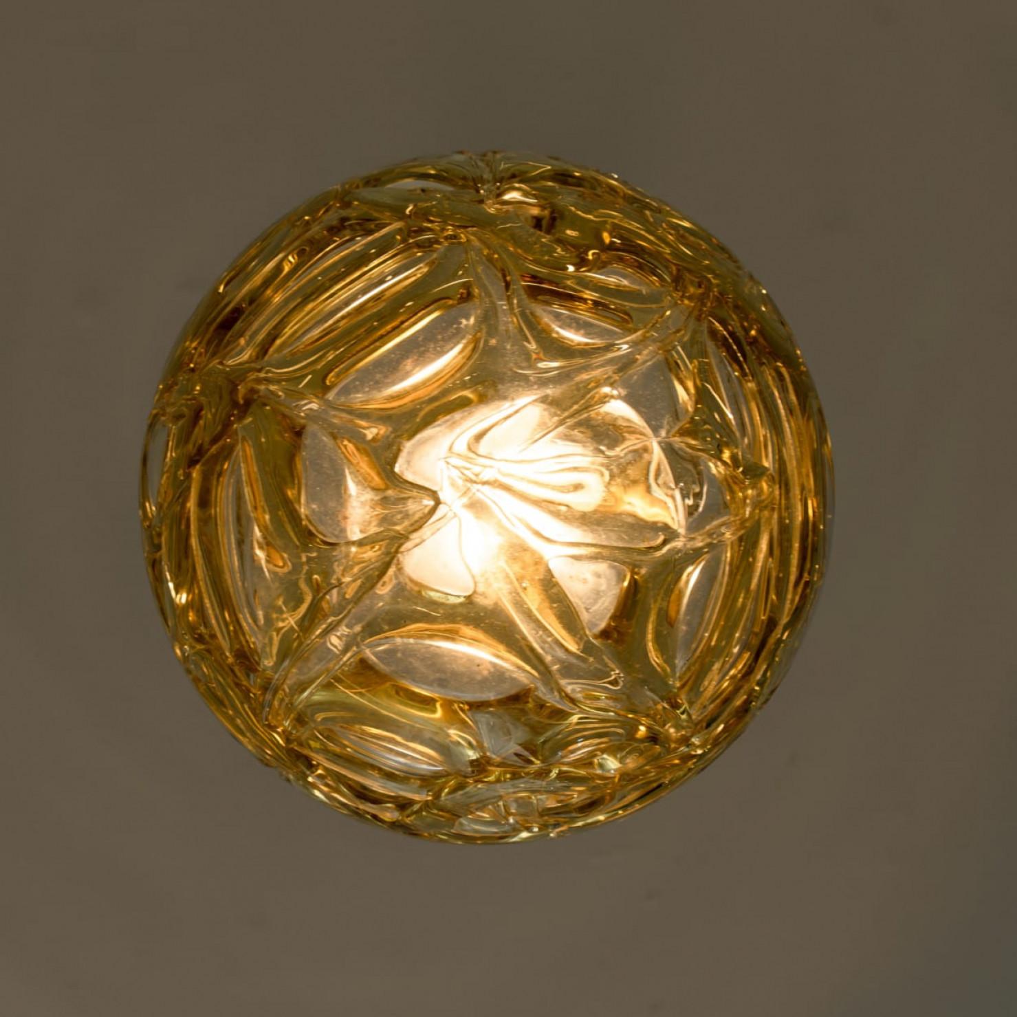 1 de las 3 Lámparas Colgantes de Cristal Amarillo de Murano, Diferentes Formas, Años 60 en venta 1