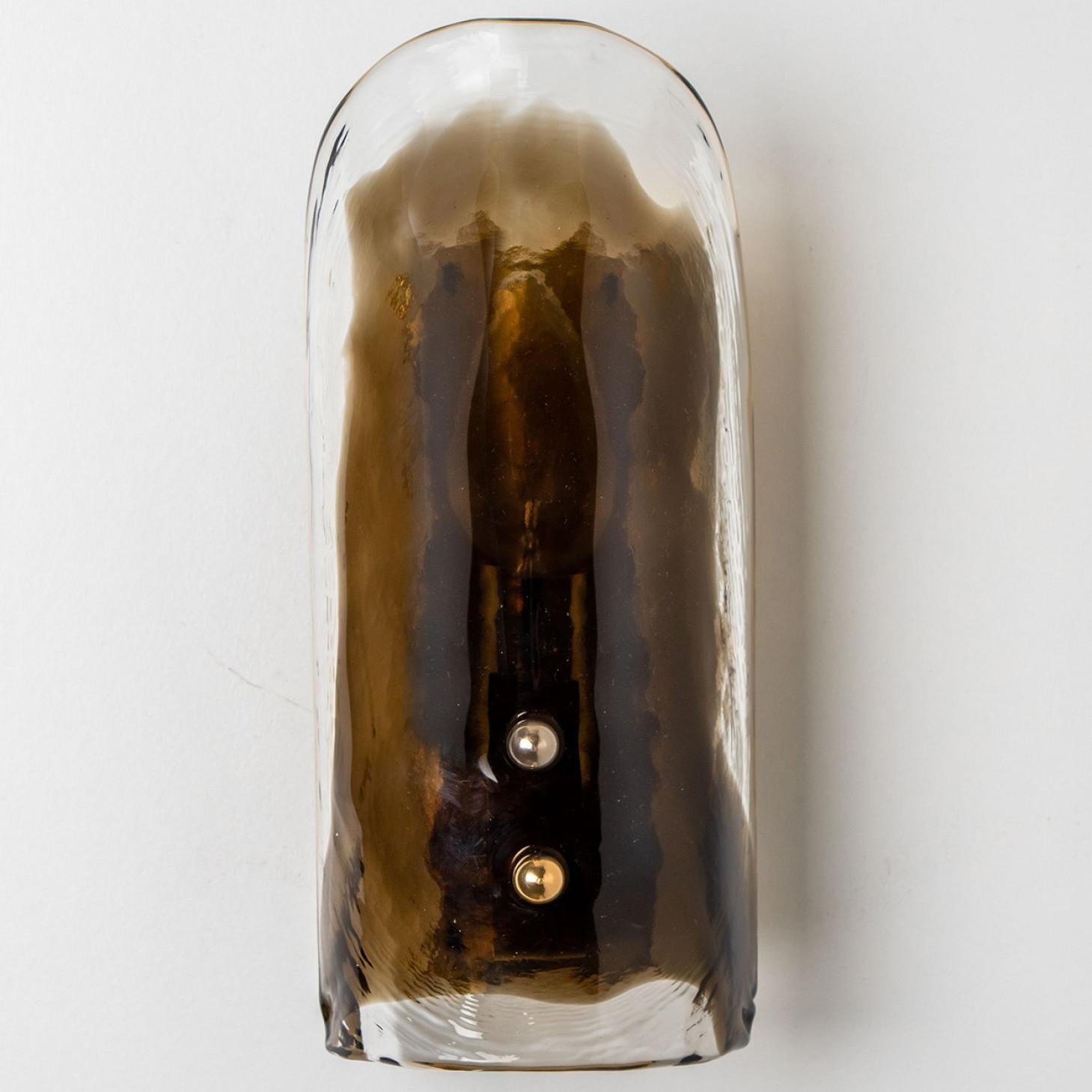 1 der 3 Wandleuchten aus Messing und mundgeblasenem Muranoglas von J.T. Kalmar, 1 (Moderne der Mitte des Jahrhunderts) im Angebot
