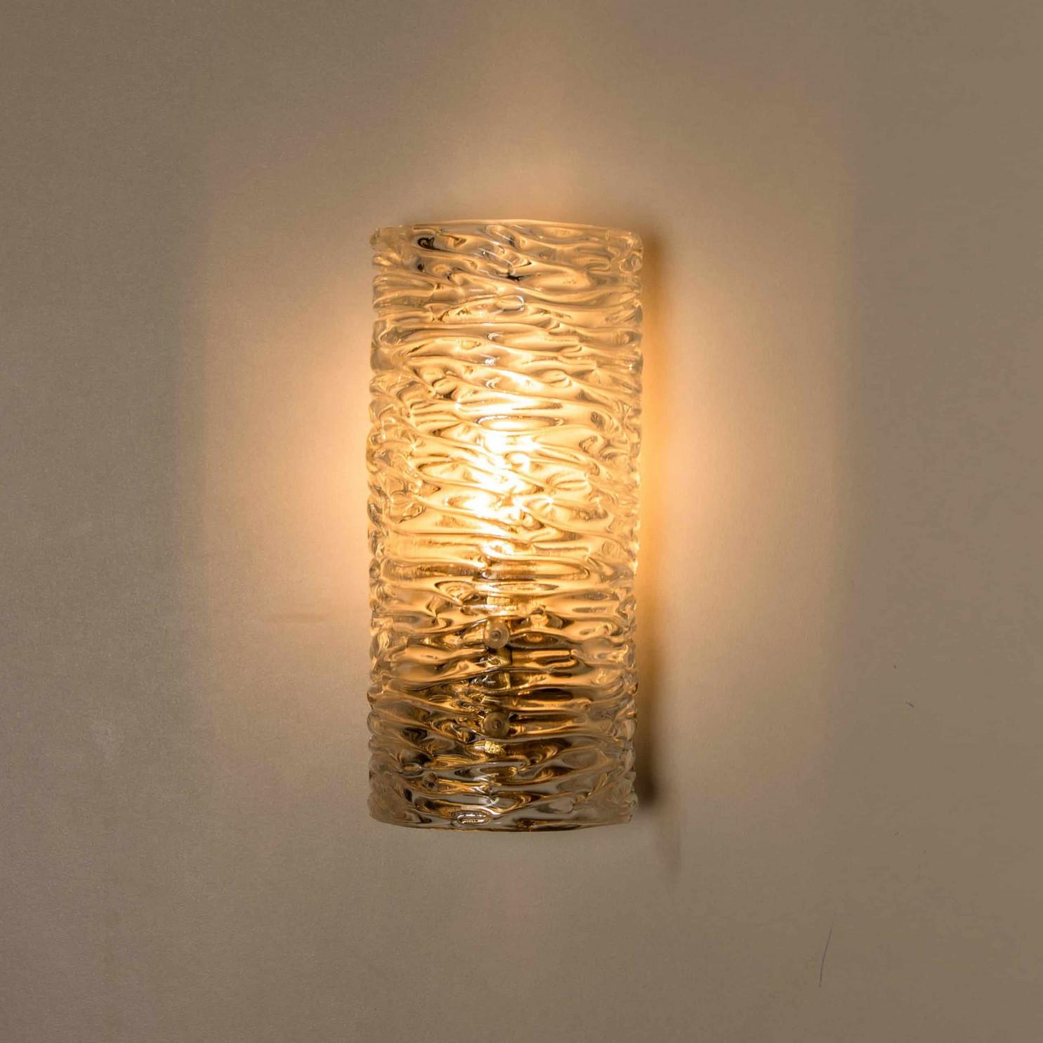 1 de los 3 Pares de apliques o lámparas de pared de latón y cristal hechos a mano por J.T. Kalmar en venta 3