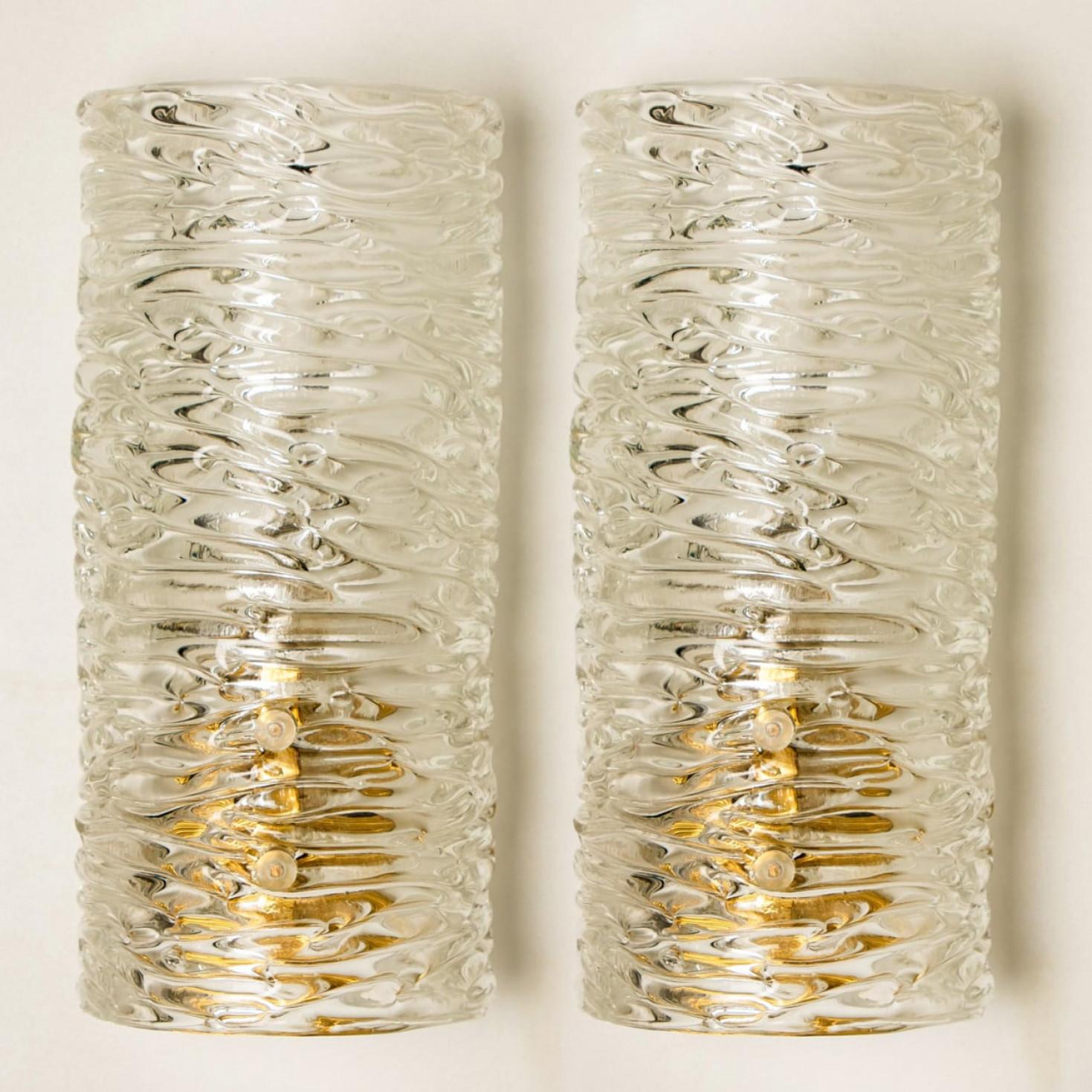 1 de los 3 Pares de apliques o lámparas de pared de latón y cristal hechos a mano por J.T. Kalmar Otro en venta