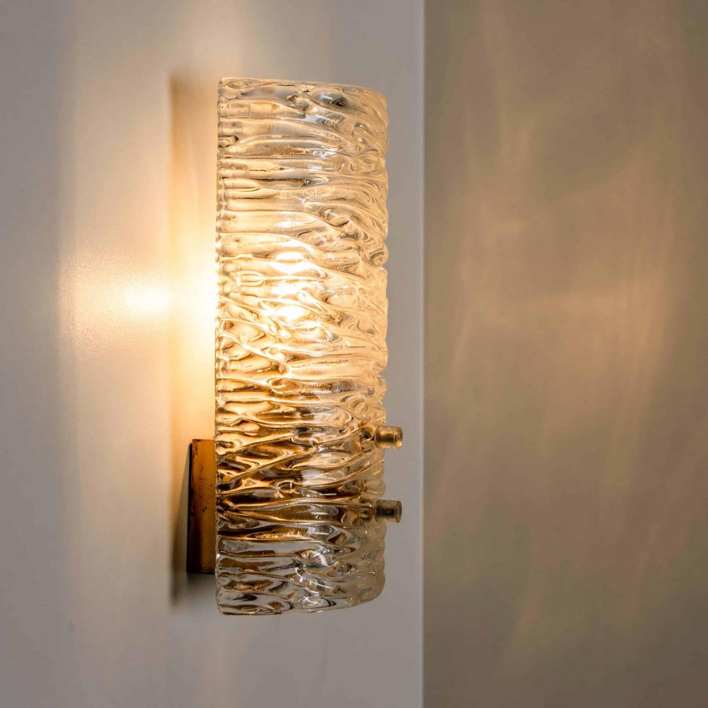 1 de los 3 Pares de apliques o lámparas de pared de latón y cristal hechos a mano por J.T. Kalmar en venta 1