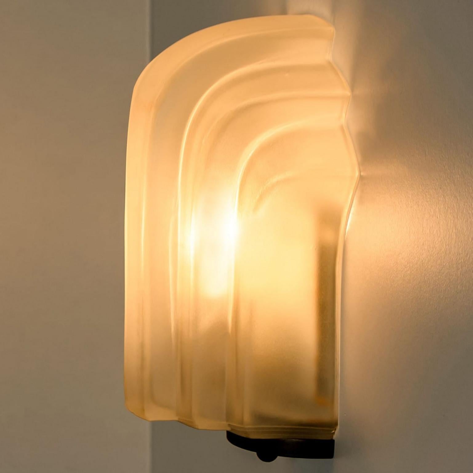 1 de los 3 Pares de  Apliques de concha de vidrio con leche estilo art déco, Alemania, 1970 en venta 3