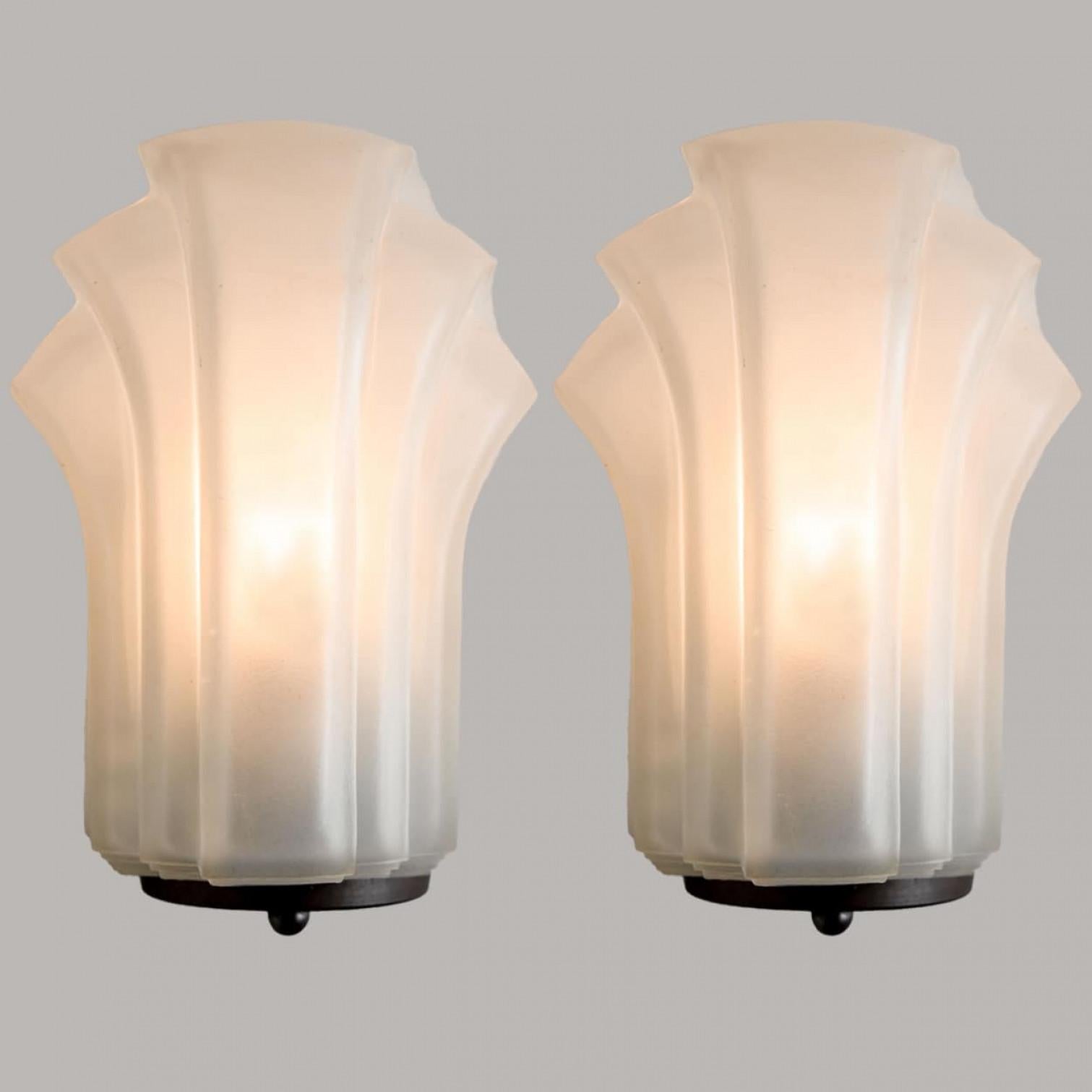 1 de los 3 Pares de  Apliques de concha de vidrio con leche estilo art déco, Alemania, 1970 Alemán en venta