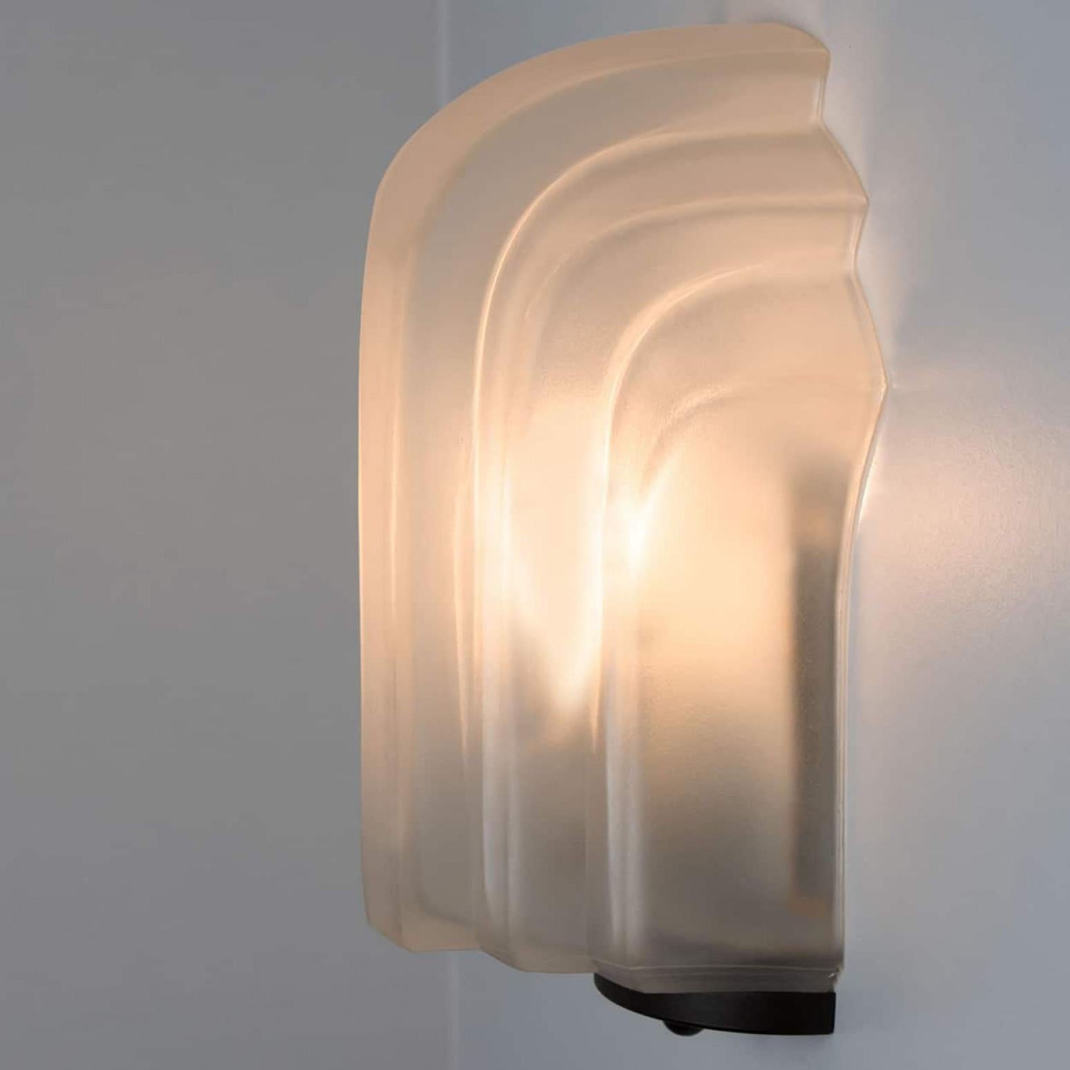 1 de los 3 Pares de  Apliques de concha de vidrio con leche estilo art déco, Alemania, 1970 en Bueno estado para la venta en Rijssen, NL