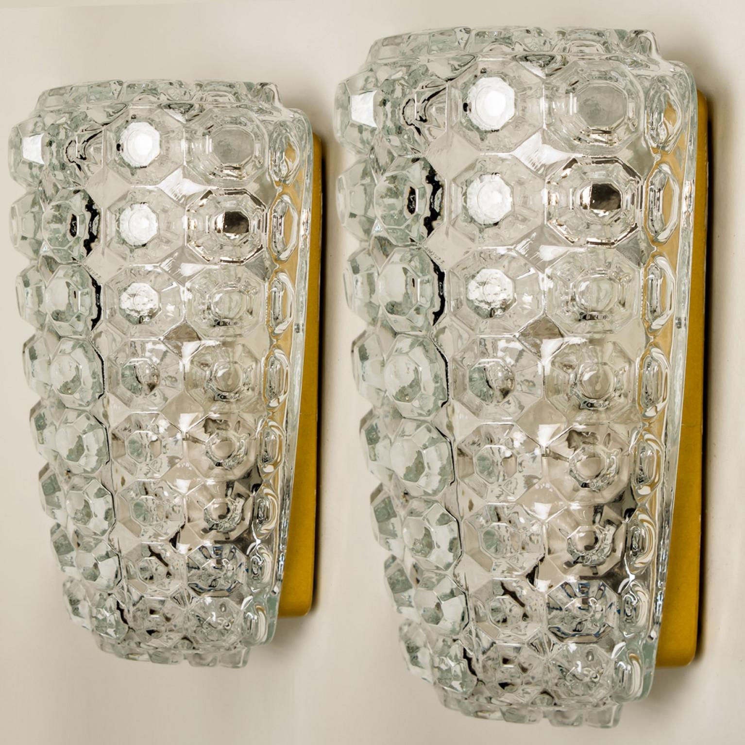 1 der 3 Paare von Wandleuchten aus Blasenglas, entworfen von Helena Tynell für Glashütte Limburg. Das reich strukturierte, mundgeblasene Glas ist ein Design-Klassiker, der ein wunderschönes und warmes Licht abgibt. Die Rückwand der Wandleuchte ist