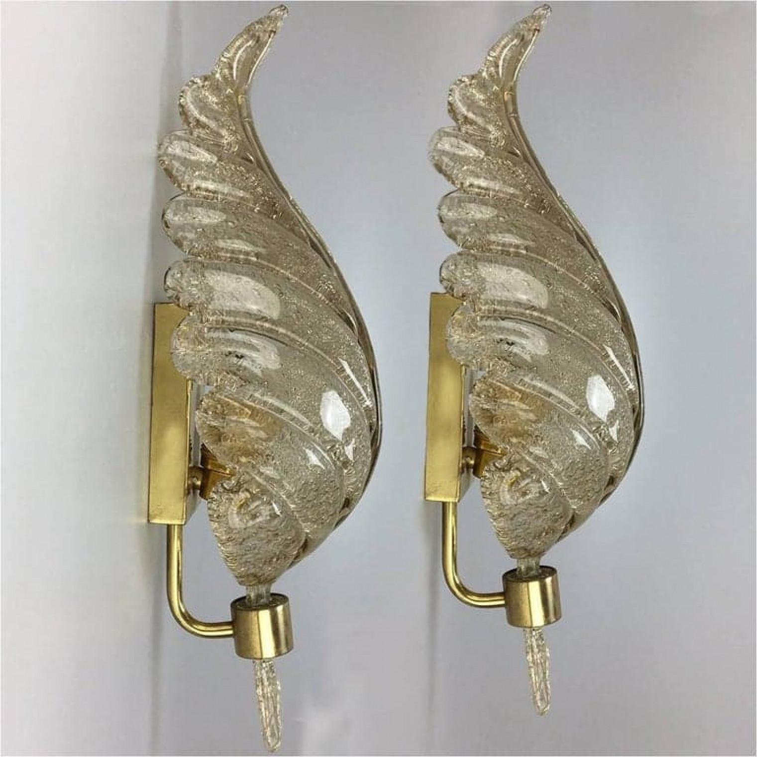 Una coppia di eleganti e squisite applique in vetro di Murano soffiato a mano Barovier&Toso con speciali inclusioni d'oro. Ogni lampada è composta da un'uscita in vetro soffiato di Murano. Montato su una cornice in ottone. Le foglie rifrangono la