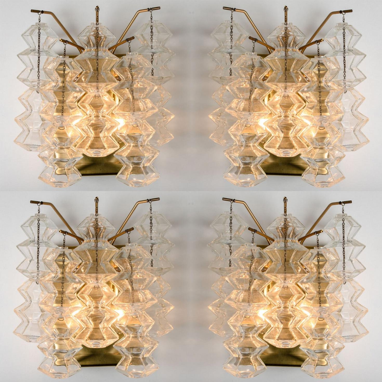 1 of the 3 Pairs of Pagoda Brass and Glass Sconces Wall Lights by Kalmar, Vienna en venta 2