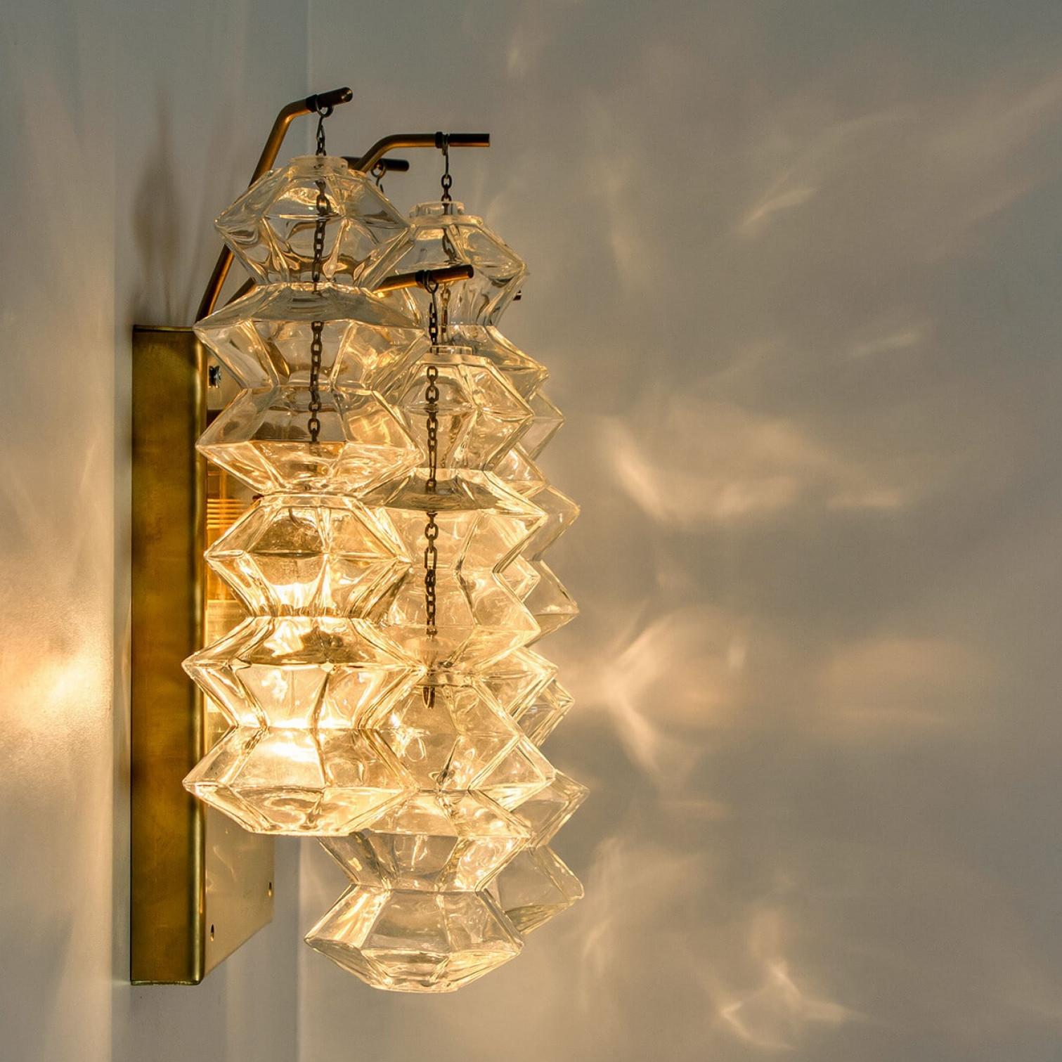 1 der 3 Paar Pagoda Wandleuchten aus Messing und Glas von Kalmar, Wien im Angebot 4