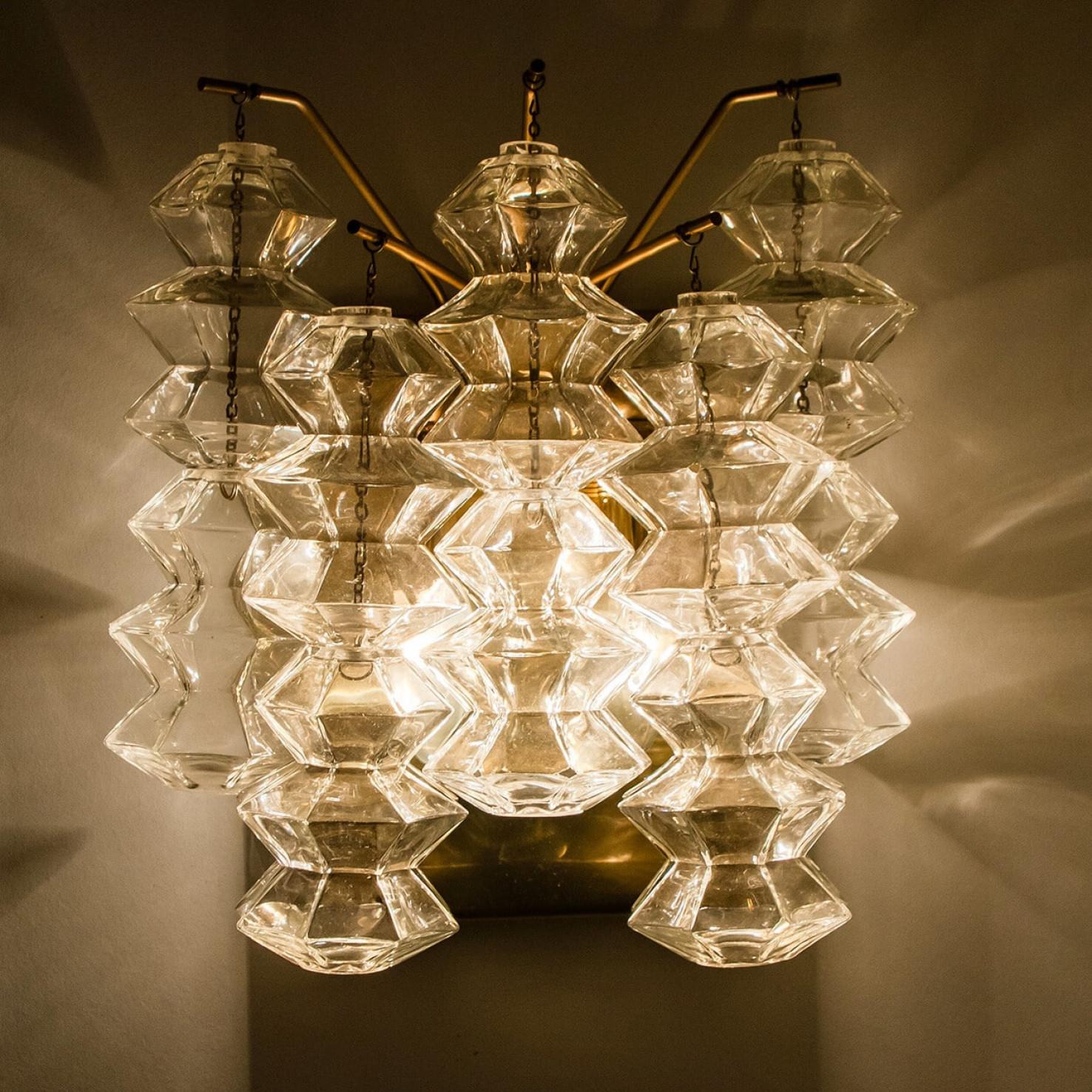 1 der 3 Paar Pagoda Wandleuchten aus Messing und Glas von Kalmar, Wien im Angebot 5