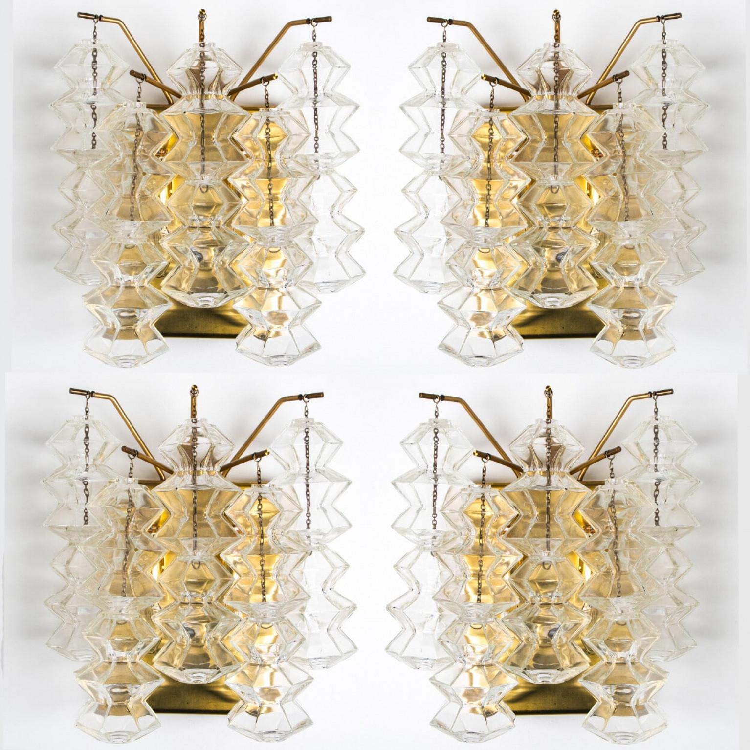 1 der 3 Paar Pagoda Wandleuchten aus Messing und Glas von Kalmar, Wien (Österreichisch) im Angebot