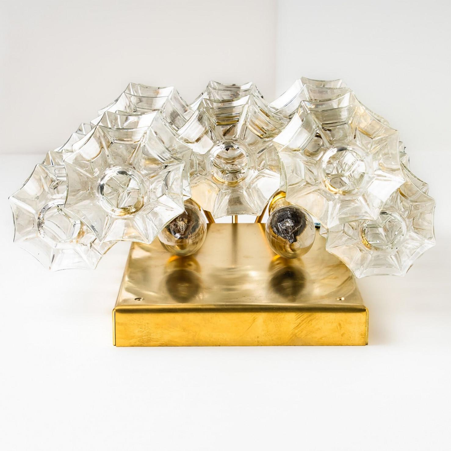 1 der 3 Paar Pagoda Wandleuchten aus Messing und Glas von Kalmar, Wien im Angebot 1