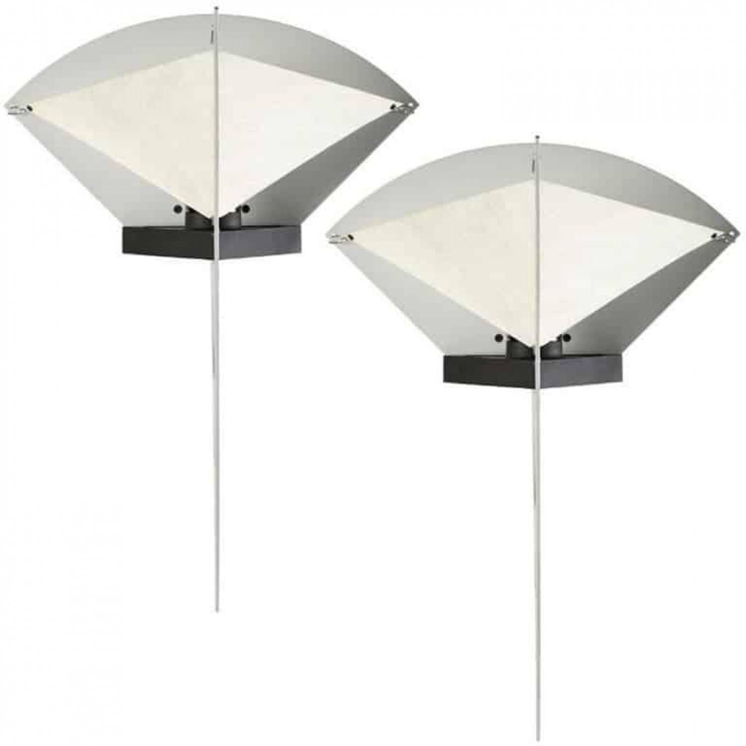 1 de los 5 impresionantes pares de apliques de pared de estilo posmoderno diseñados por Steve Lombardi para Artemide Italia. Modelo Filicudara diseñado en la década de 1980. Una forma maravillosa. Verdaderas piezas statement.

Seminuevo pero en