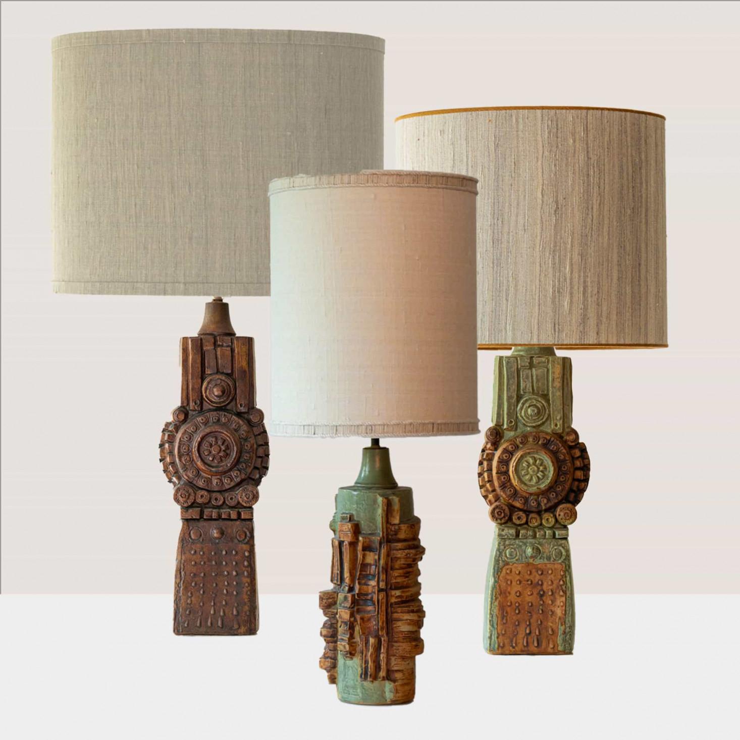 1 der 3 Keramik-Tischlampen, von Bernard Rooke, UK, 1970er Jahre.

Dieses Set verleiht jedem Interieur eine reizvolle Optik. Mit ihren schönen Formen bietet sie eine einzigartige Präsenz.

Die Sockel mit türkisfarbenen, dunkelbraunen und