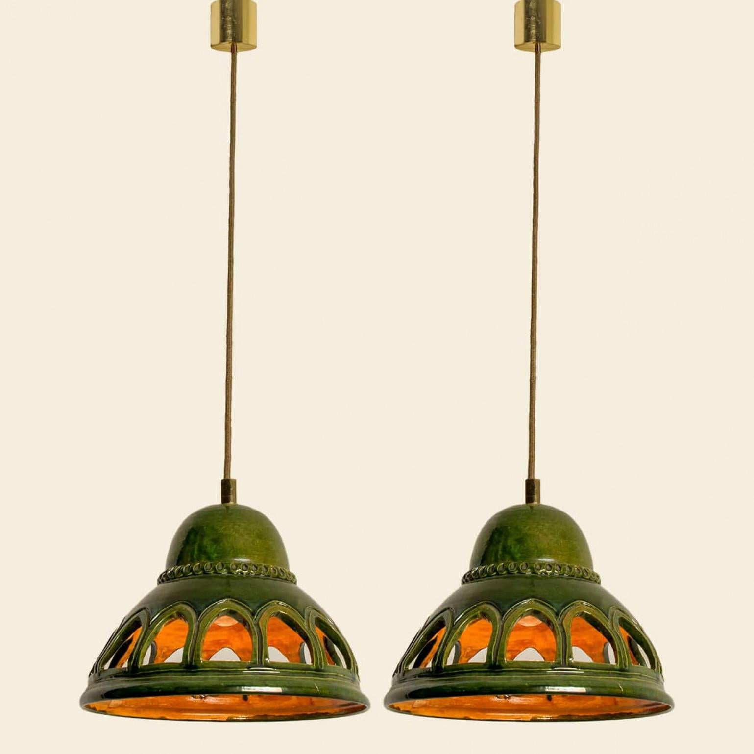 1 delle 3 luci a sospensione rotonde in ceramica smaltata verde, Germania, anni '70 in vendita 2