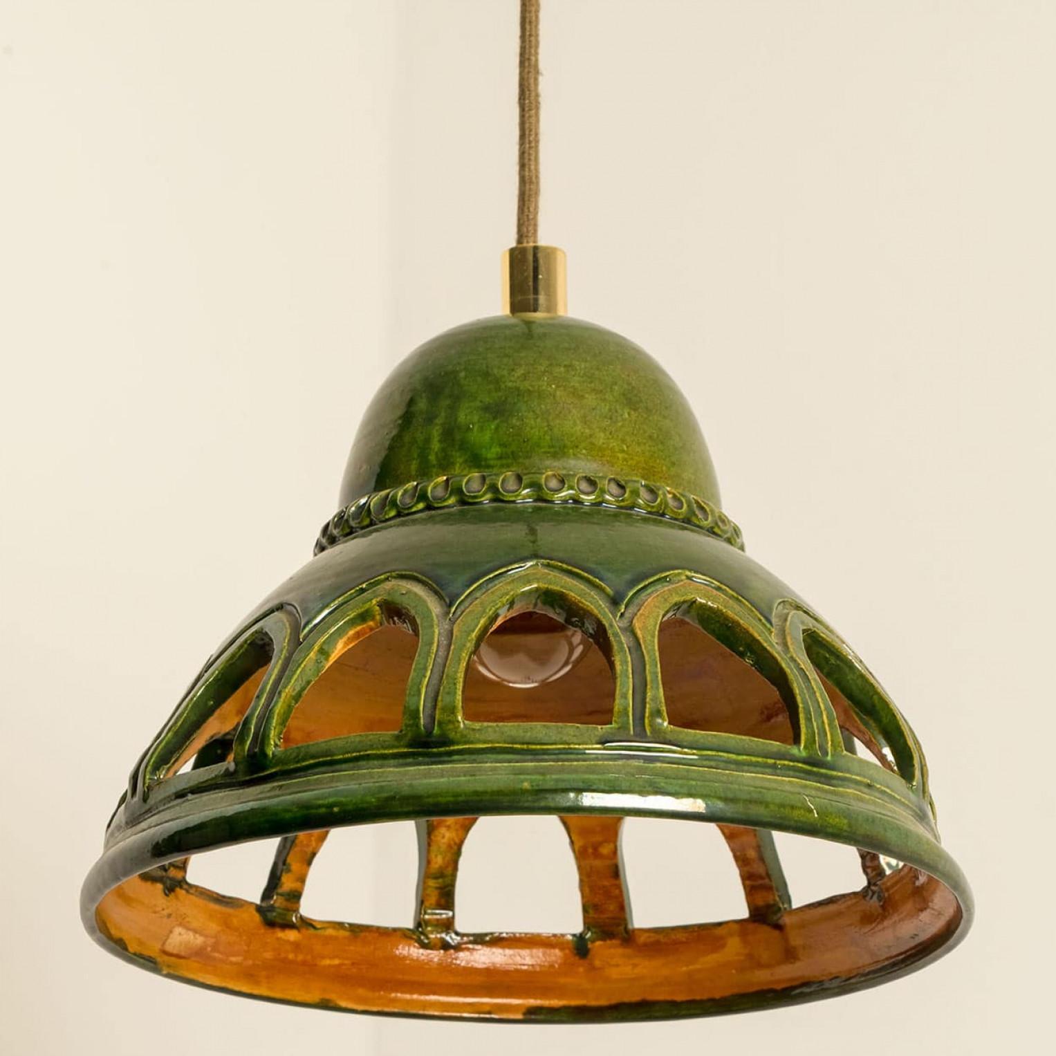1 delle 3 luci a sospensione rotonde in ceramica smaltata verde, Germania, anni '70 in vendita 3
