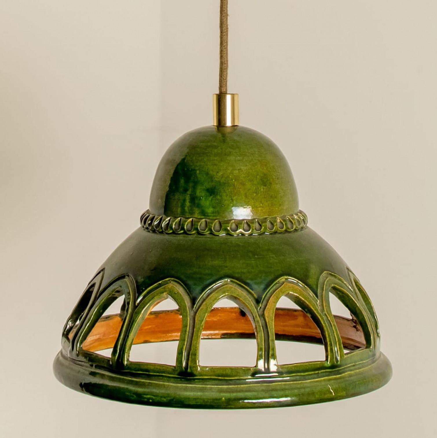 1 delle 3 luci a sospensione rotonde in ceramica smaltata verde, Germania, anni '70 in vendita 6