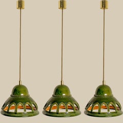 1 delle 3 luci a sospensione rotonde in ceramica smaltata verde, Germania, anni '70