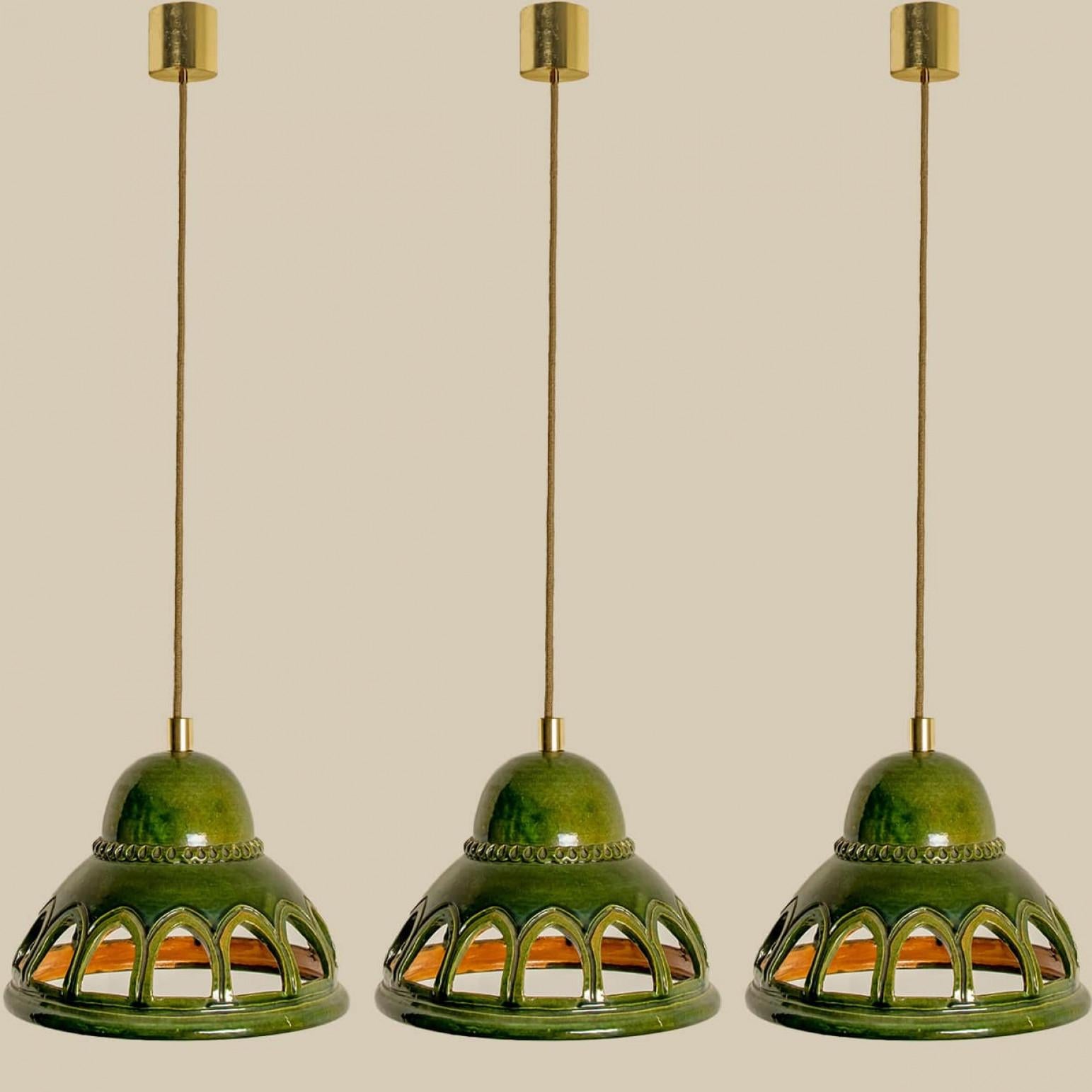 Tedesco 1 delle 3 luci a sospensione rotonde in ceramica smaltata verde, Germania, anni '70 in vendita