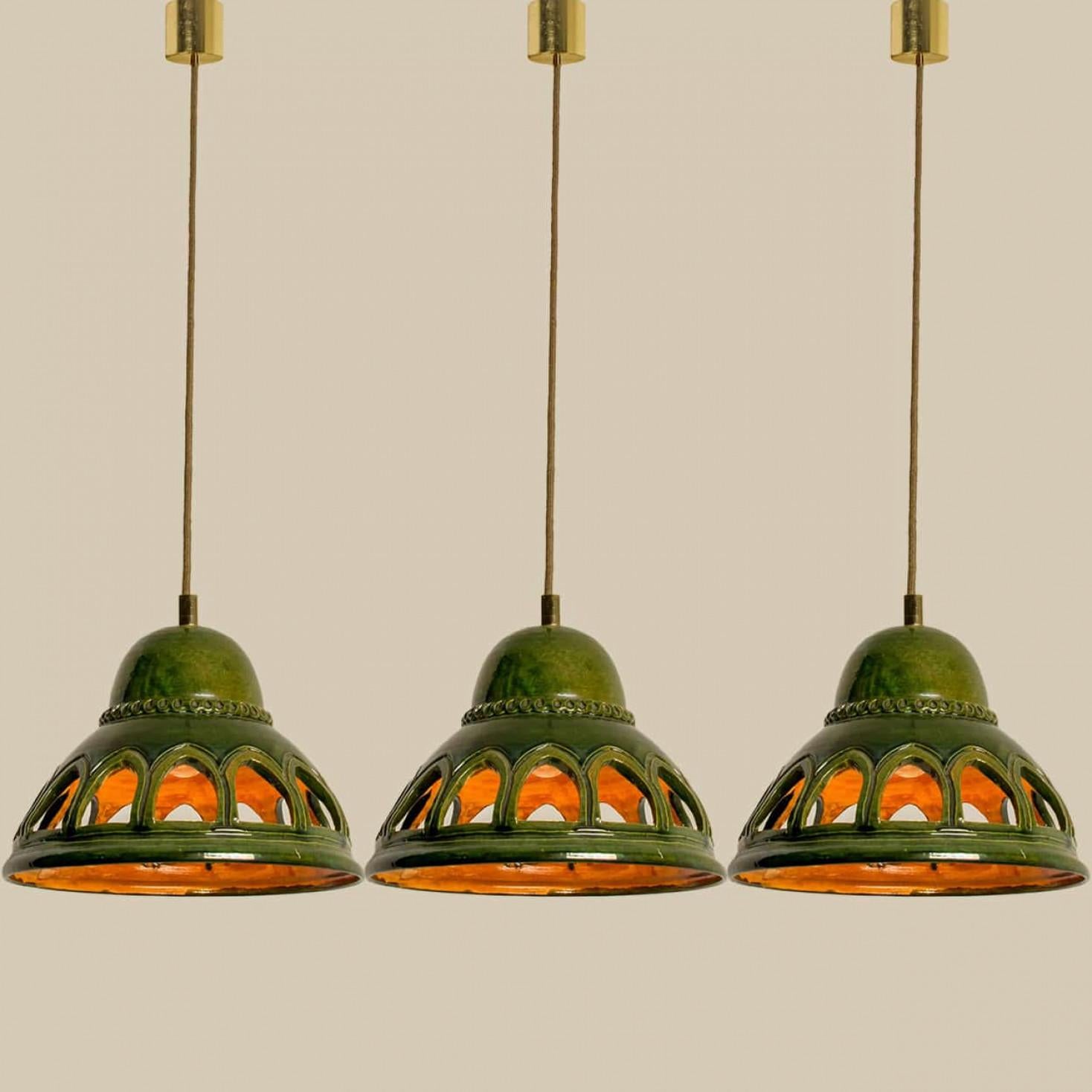 Ottone 1 delle 3 luci a sospensione rotonde in ceramica smaltata verde, Germania, anni '70 in vendita