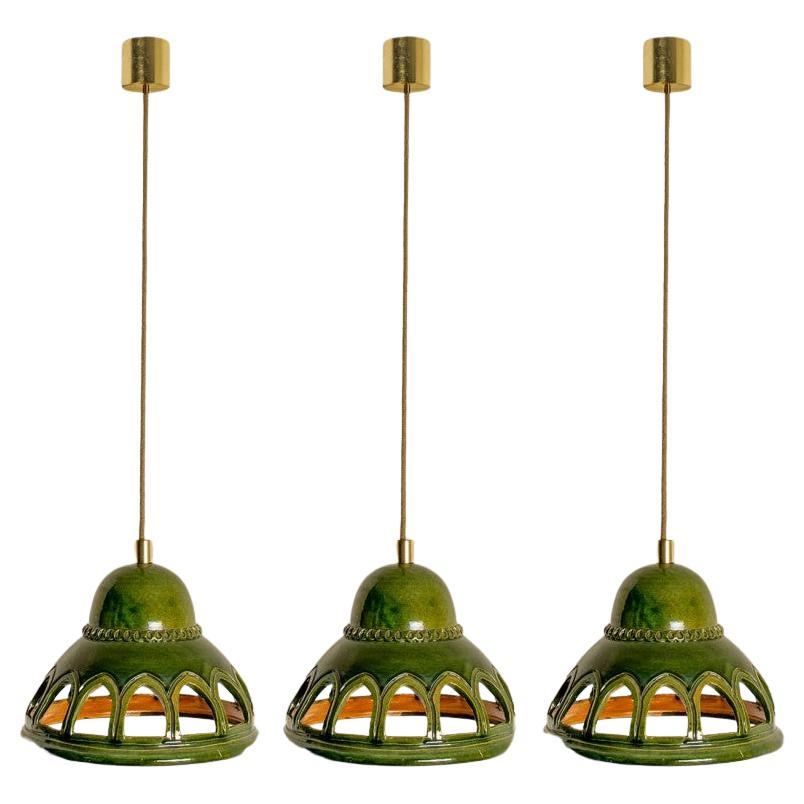 1 delle 3 luci a sospensione rotonde in ceramica smaltata verde, Germania, anni '70