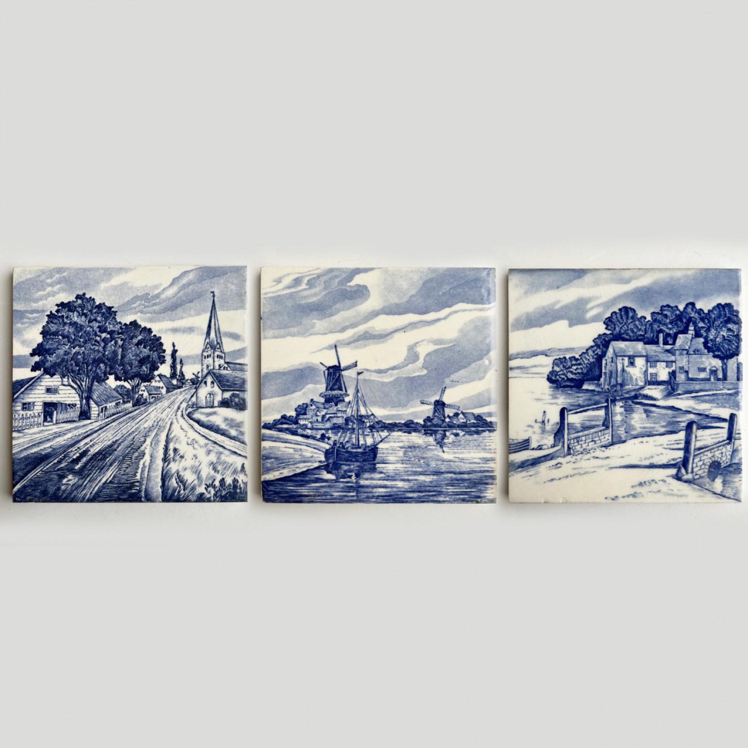 1 des 3 ensembles de 8 carreaux émaillés de paysages bleus mélangés, 1940 Bon état - En vente à Rijssen, NL