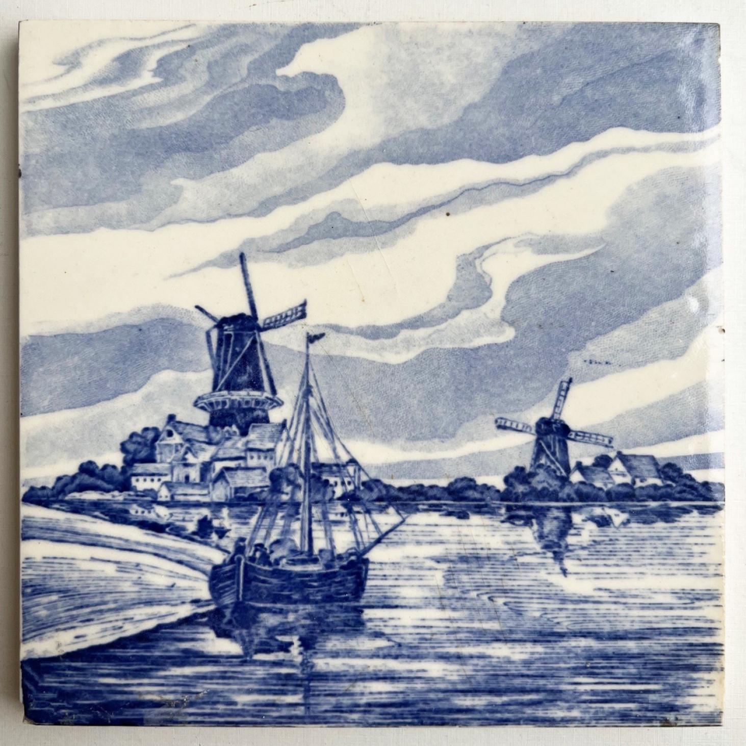20ième siècle 1 des 3 ensembles de 8 carreaux émaillés de paysages bleus mélangés, 1940 en vente