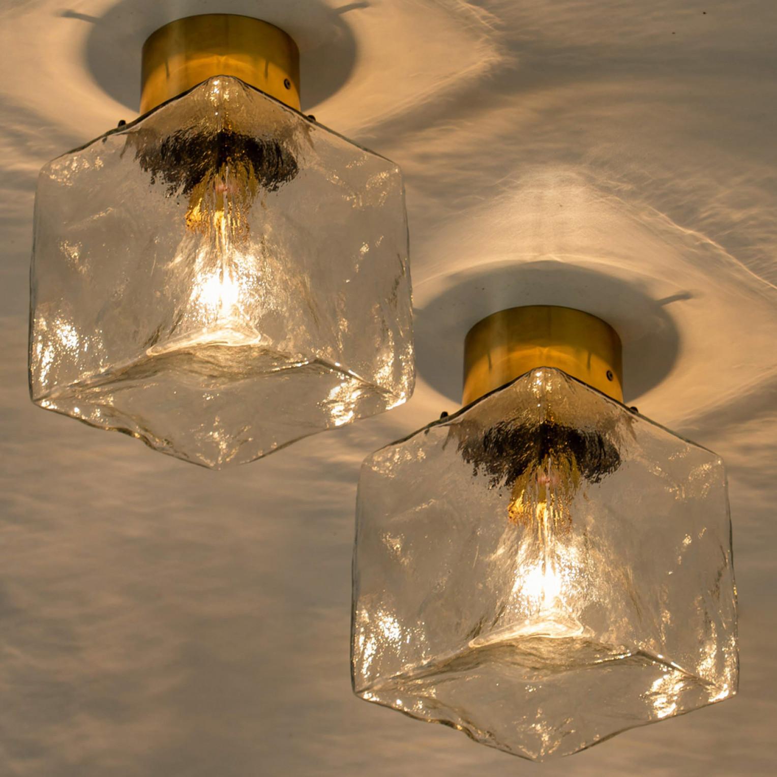 Eine der drei Beleuchtungskörper von J.T. Kalmar, Wien, Österreich, hergestellt ca. 1960.

Jede quadratische Wandleuchte hat eine quadratische Messingrückwand mit einem quadratischen Milchglas an der Spitze. Die Schlichtheit dieser Leuchte passt zu