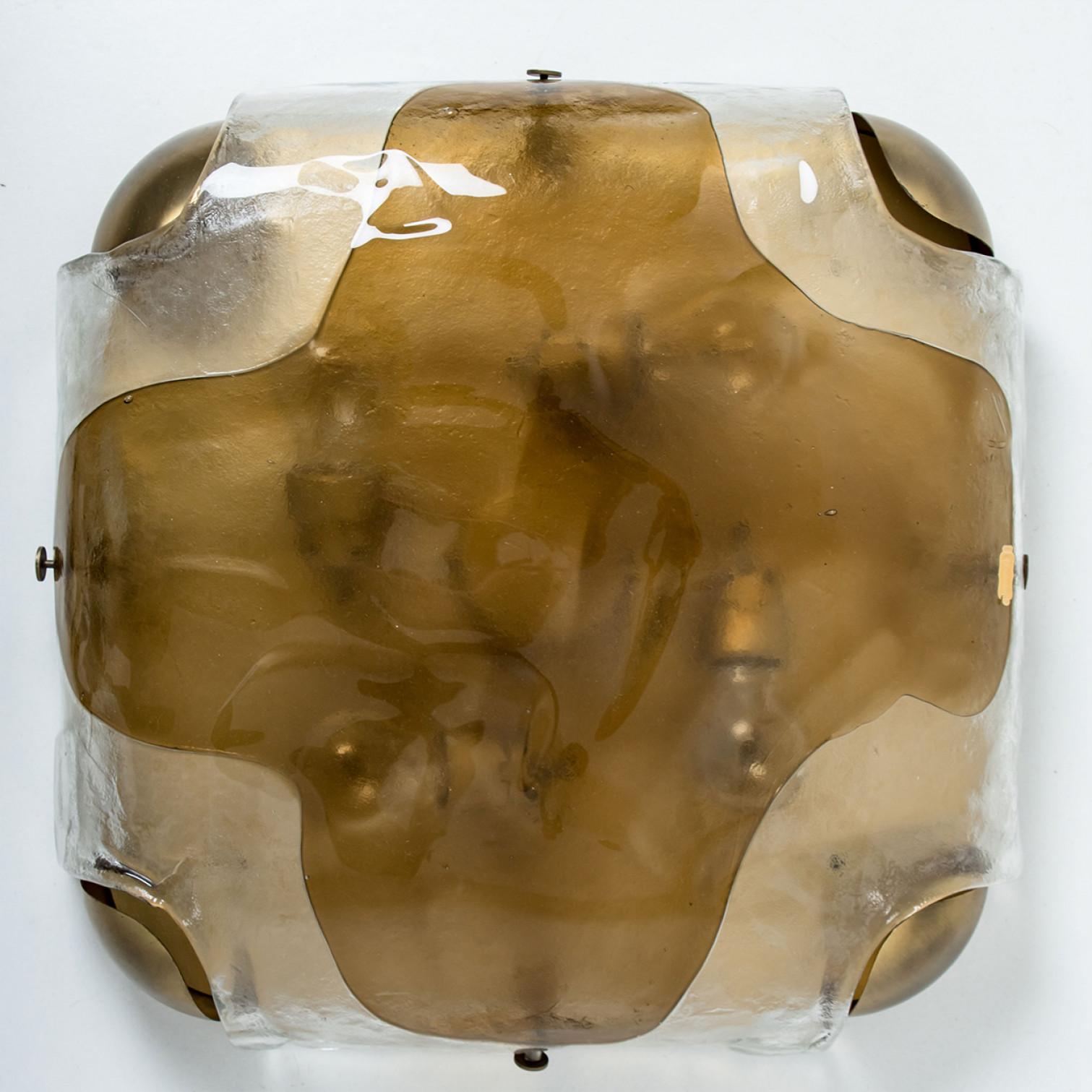 Wandleuchte aus Messing von J.T. Kalmar, Wien, Österreich, hergestellt ca. 1960. Das Glas weist eine Messingglasstruktur auf, die einen diffusen Lichteffekt und ein schönes Muster an Decke, Wänden und Boden erzeugt.
Die stilvolle Eleganz dieser