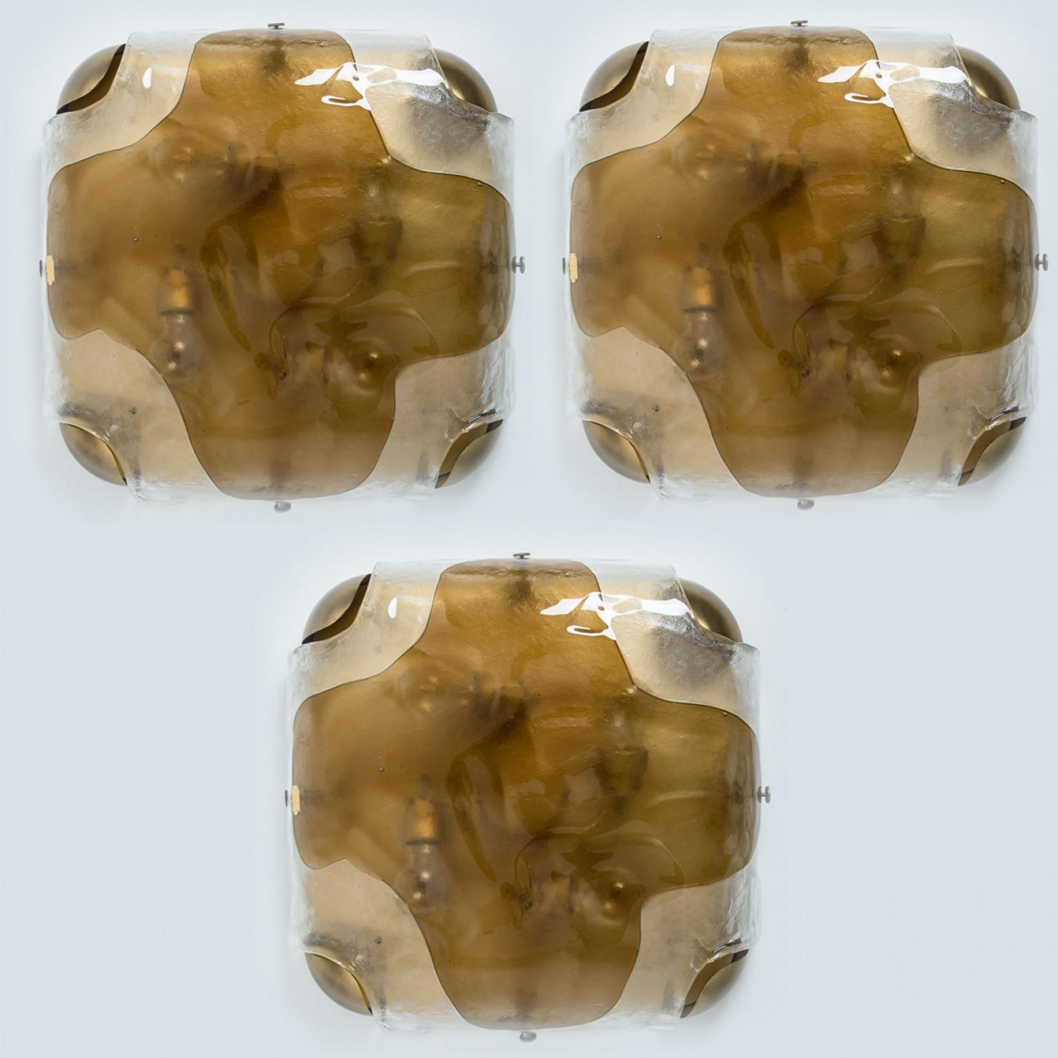 1 der 3  Wandleuchte aus zweifarbigem Messingglas von J.T. Kalmar, Österreich, 1960er-Jahre (Moderne der Mitte des Jahrhunderts) im Angebot