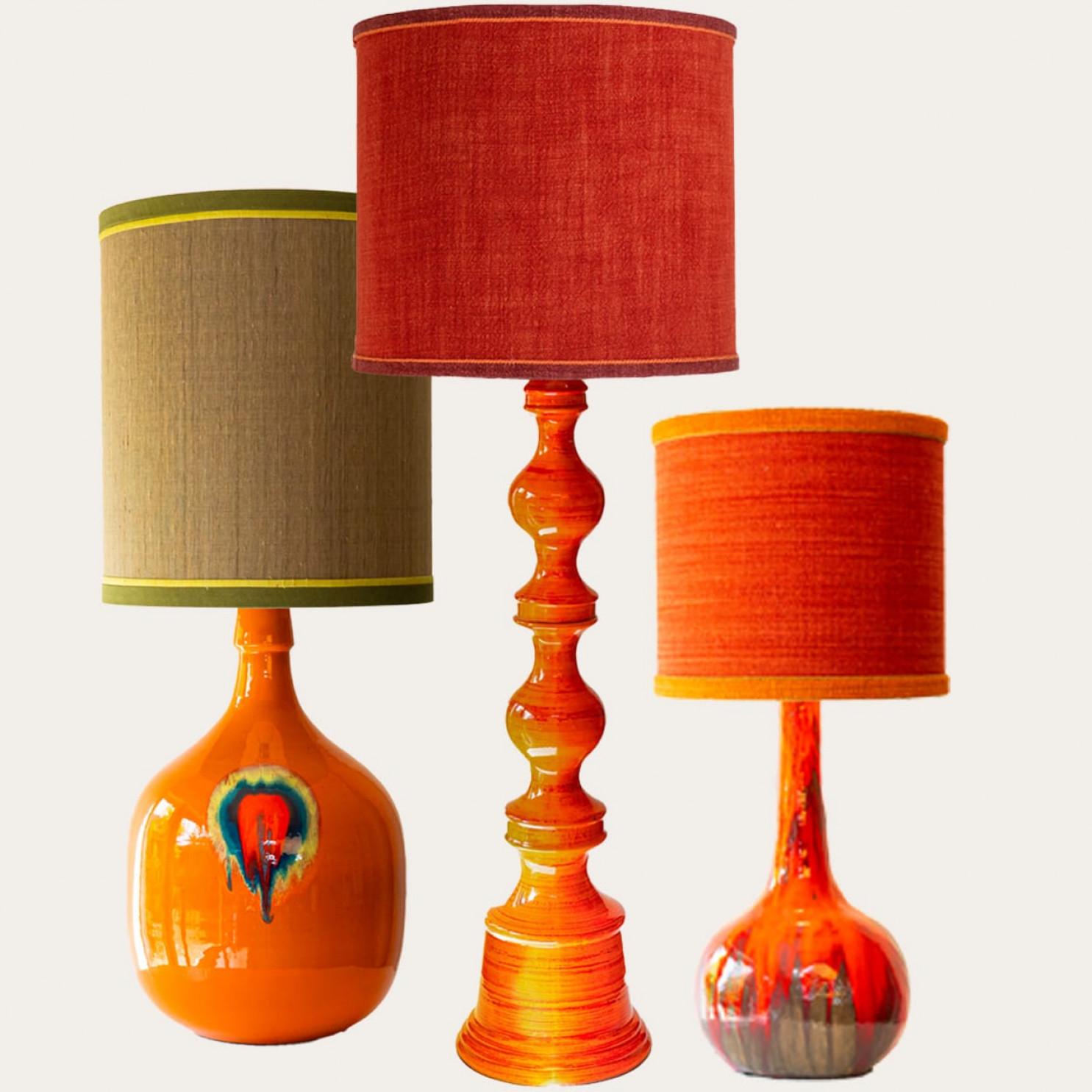 L'un des six lampadaires et lampes de table orange et rouge, années 1970.

Cet ensemble apporte un riche attrait visuel à tout intérieur. Avec ses belles formes, il offre une présence unique.

Les bases aux tons chauds, ocre, marron et orange et aux
