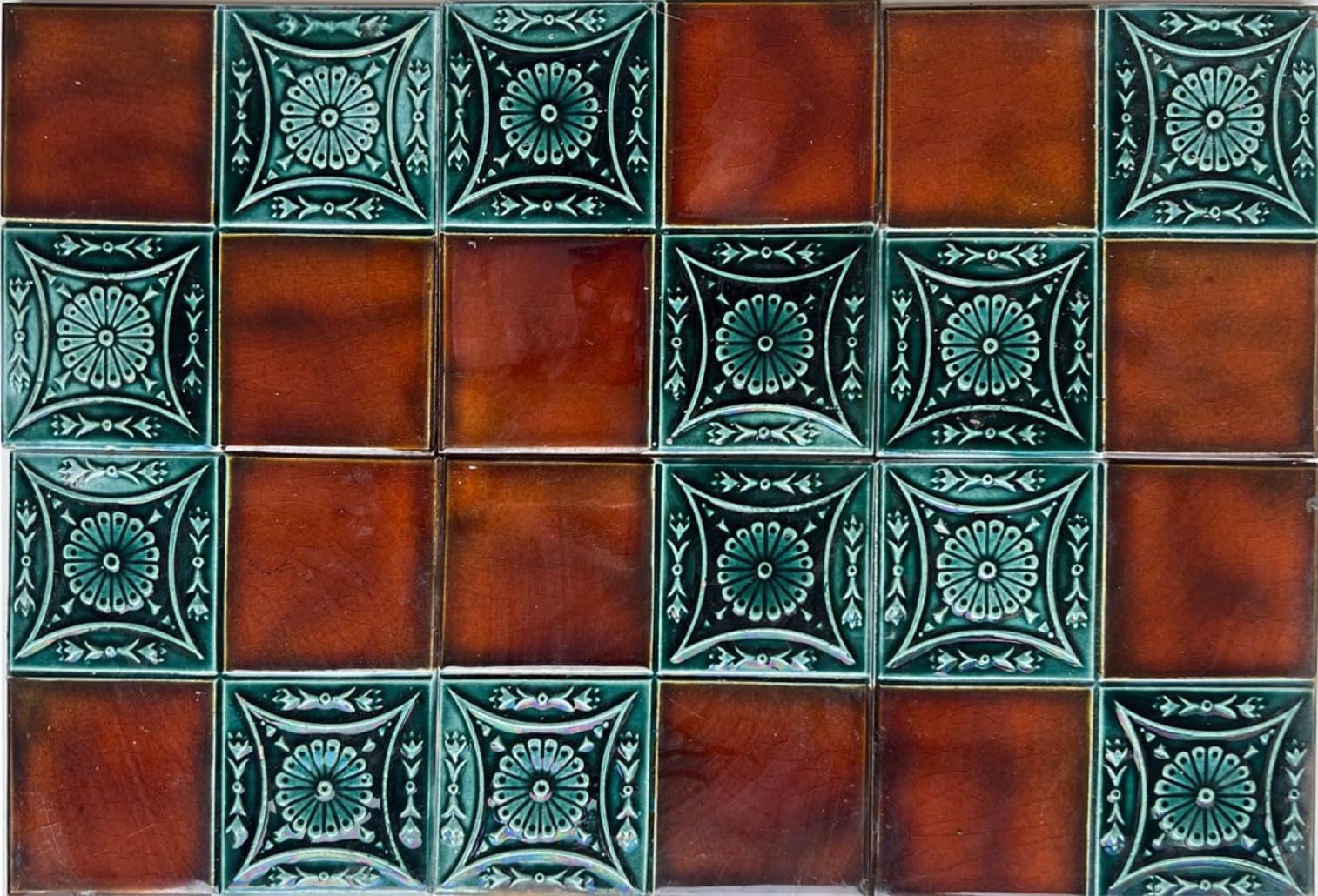 Belge 1 des 30 carreaux en relief émaillés Art Déco de Gilliot, Hemiksem, vers 1920 en vente