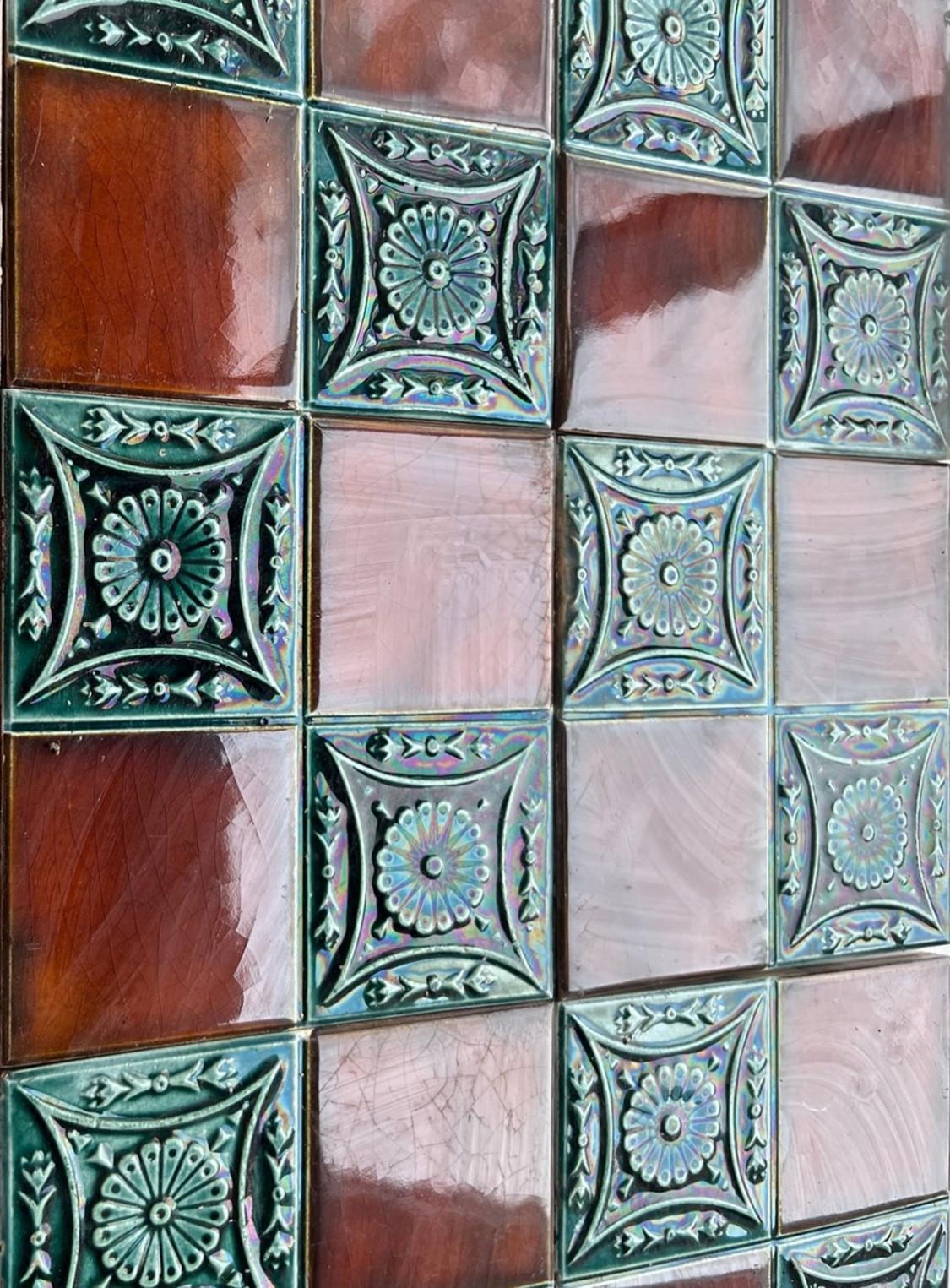 20ième siècle 1 des 30 carreaux en relief émaillés Art Déco de Gilliot, Hemiksem, vers 1920 en vente