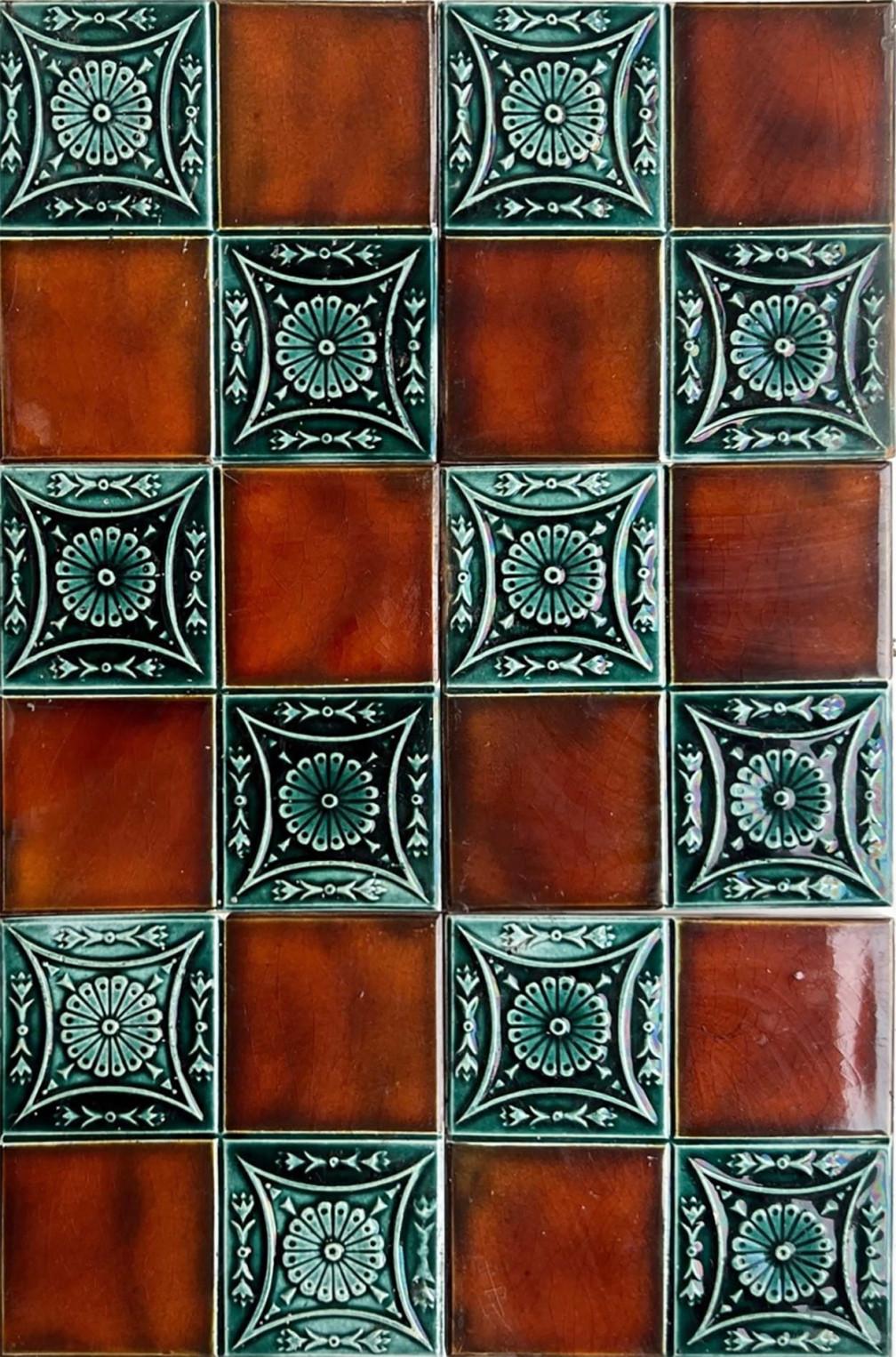 Céramique 1 des 30 carreaux en relief émaillés Art Déco de Gilliot, Hemiksem, vers 1920 en vente