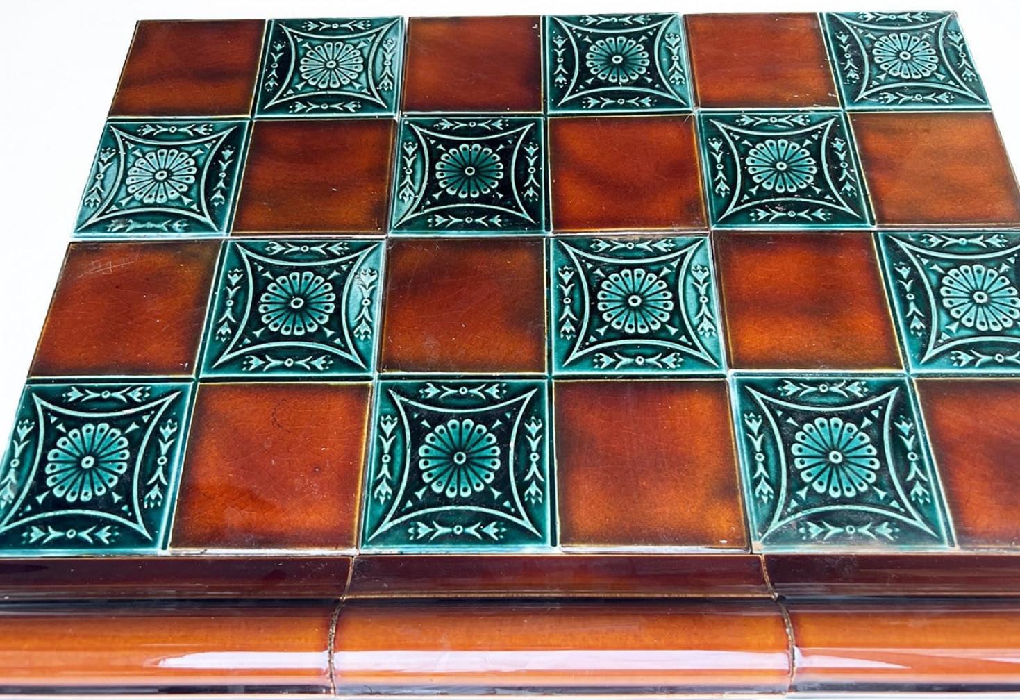 1 des 30 carreaux en relief émaillés Art Déco de Gilliot, Hemiksem, vers 1920 en vente 1