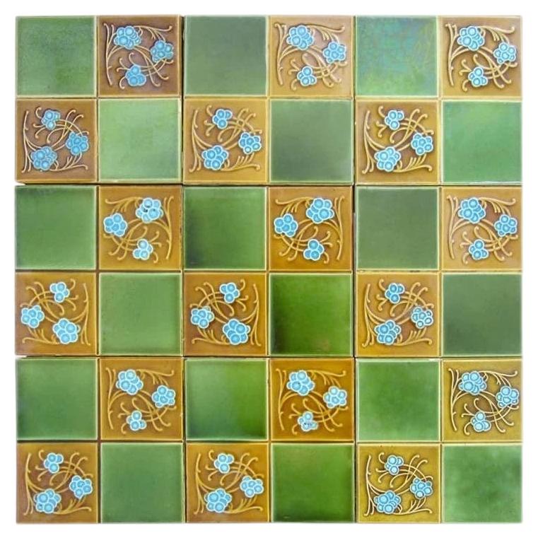 1 de los 32 azulejos con relieve esmaltado de estilo Art Déco de Gilliot Frères, Hemiksem, hacia 1920 en venta