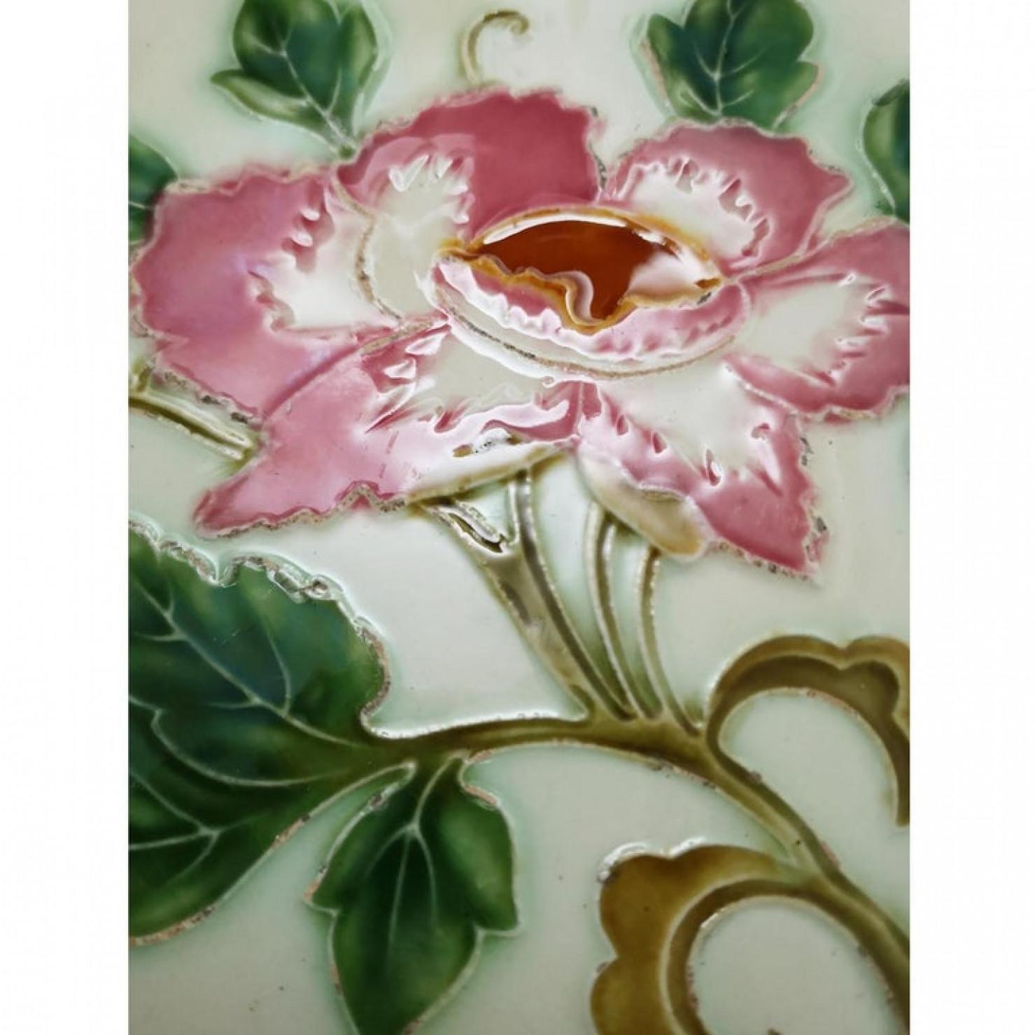 1 des 35 authentiques carreaux de faïence en relief Art Nouveau Rose, Belga, vers les années 1930 Bon état - En vente à Rijssen, NL