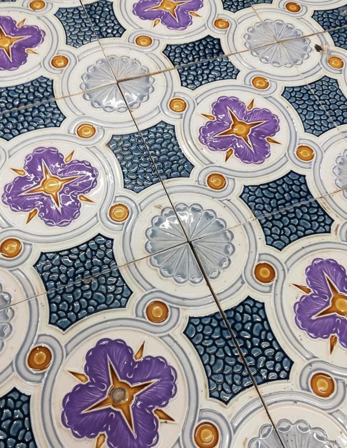 1 des 36 carreaux en relief uniques d'antiquités, vers 1920, Faïencerie de Bouffioulx en vente 4