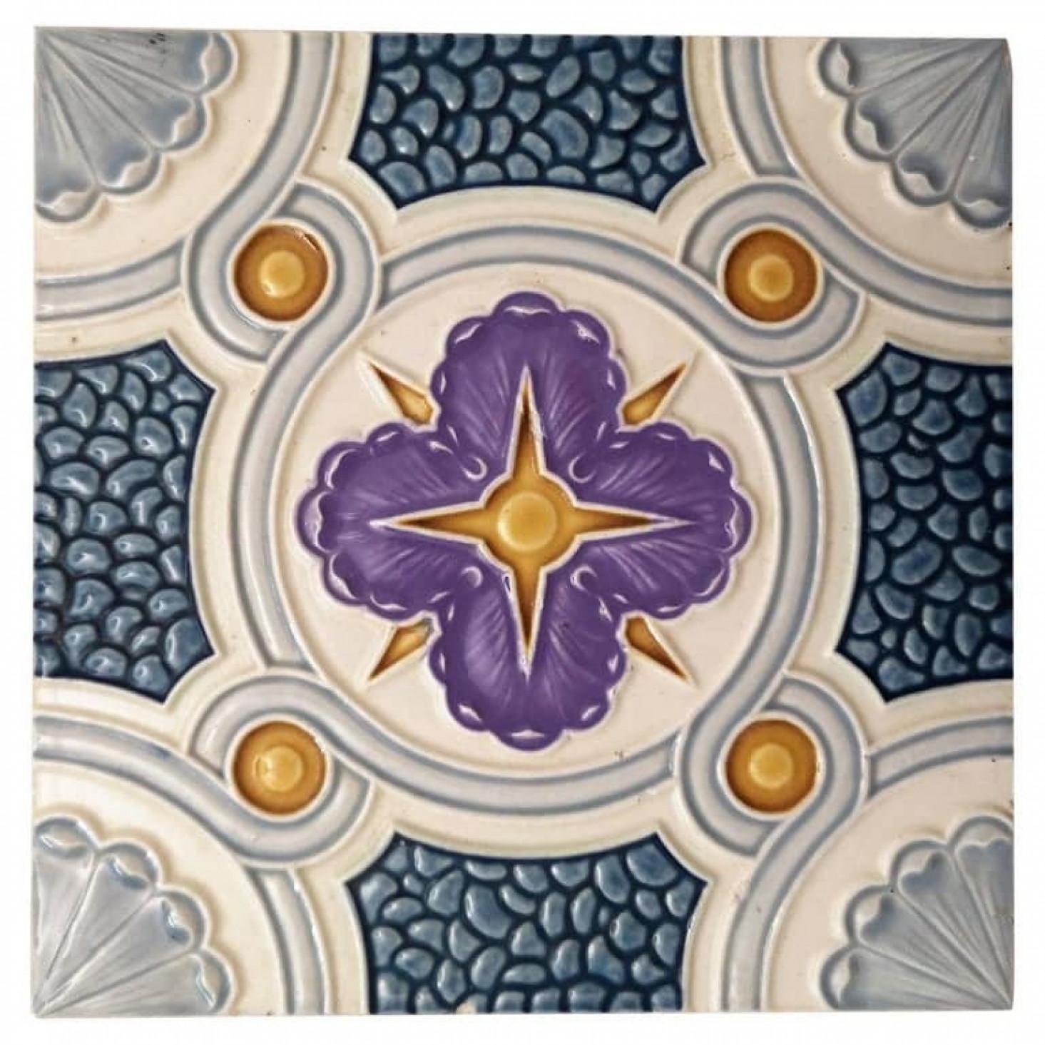 36 pièces. Exceptionnel carrelage mural ancien, vers 1922, Faïencerie de Bouffioulx. Dans les riches couleurs bleu foncé, miel, violet et bleu grisâtre. L'image est appliquée en relief. Les dimensions de chaque carreau sont de 15 cm × 15