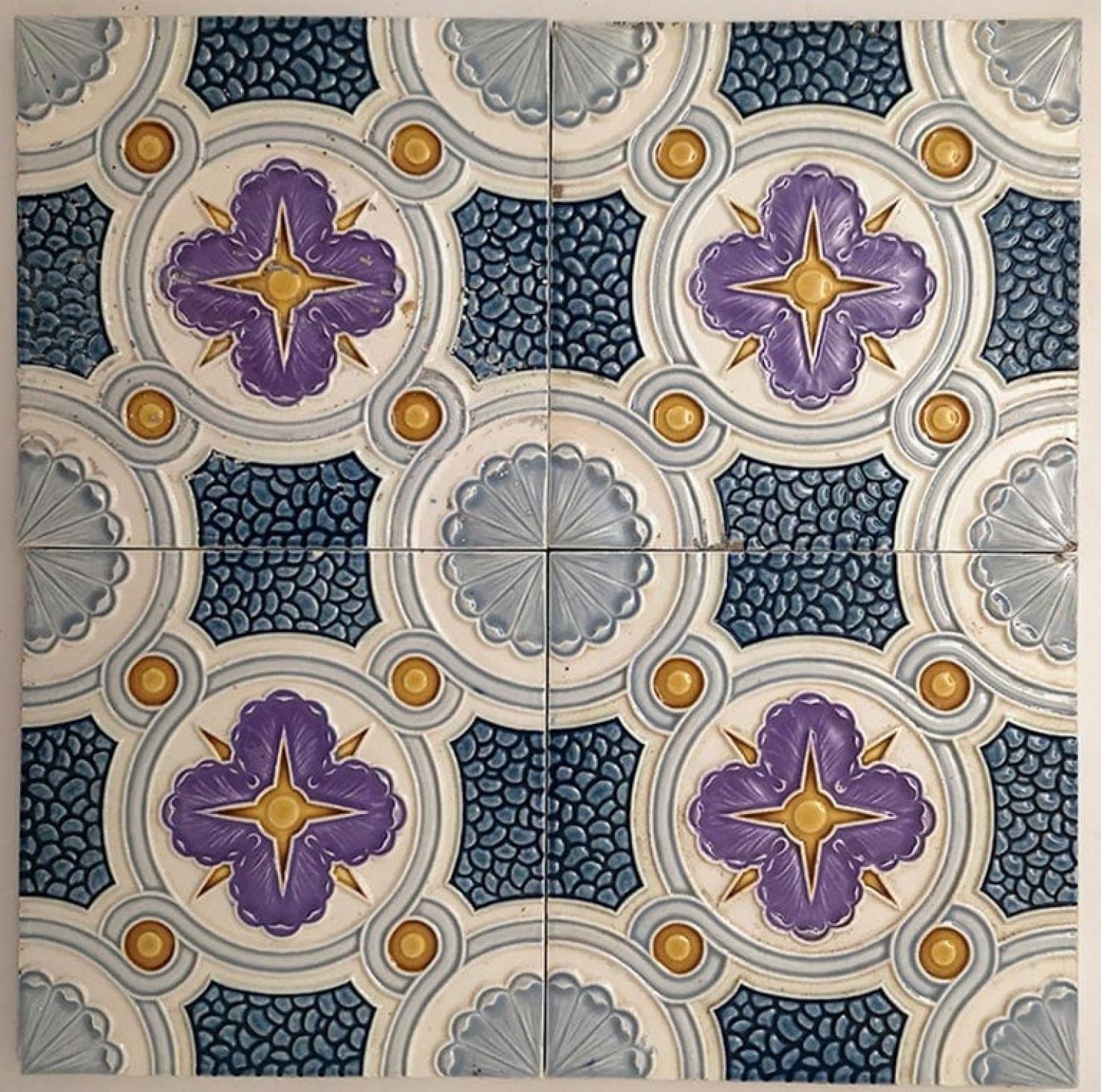 1 des 36 carreaux en relief uniques d'antiquités, vers 1920, Faïencerie de Bouffioulx Bon état - En vente à Rijssen, NL