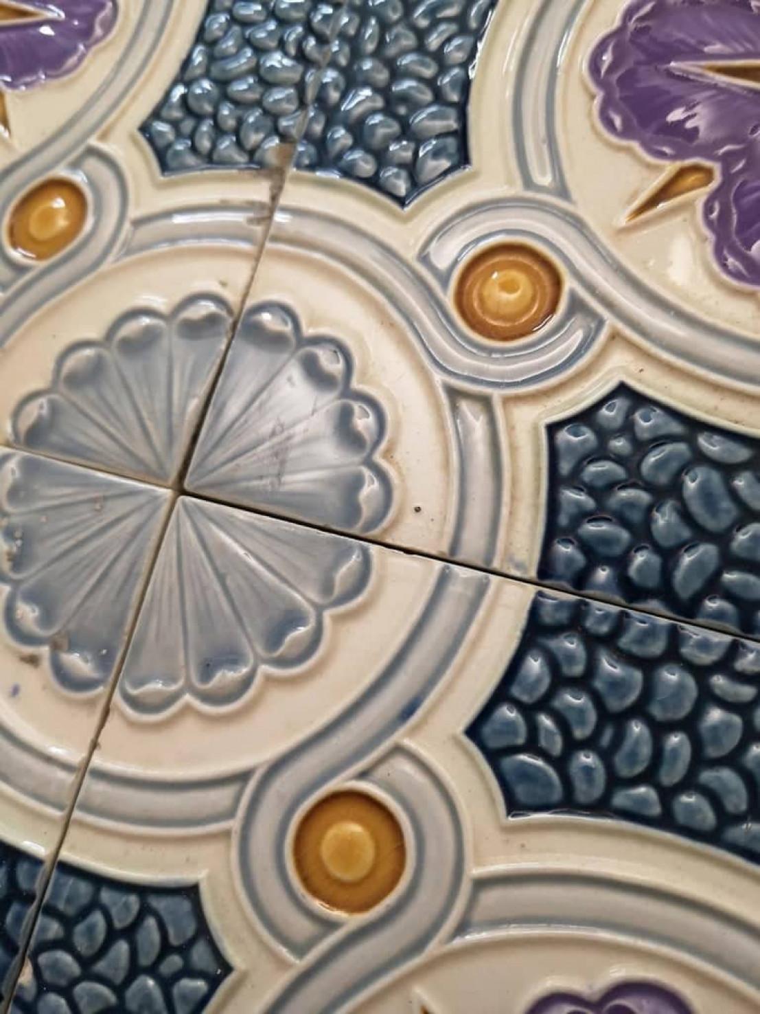 1 des 36 carreaux en relief uniques d'antiquités, vers 1920, Faïencerie de Bouffioulx en vente 1