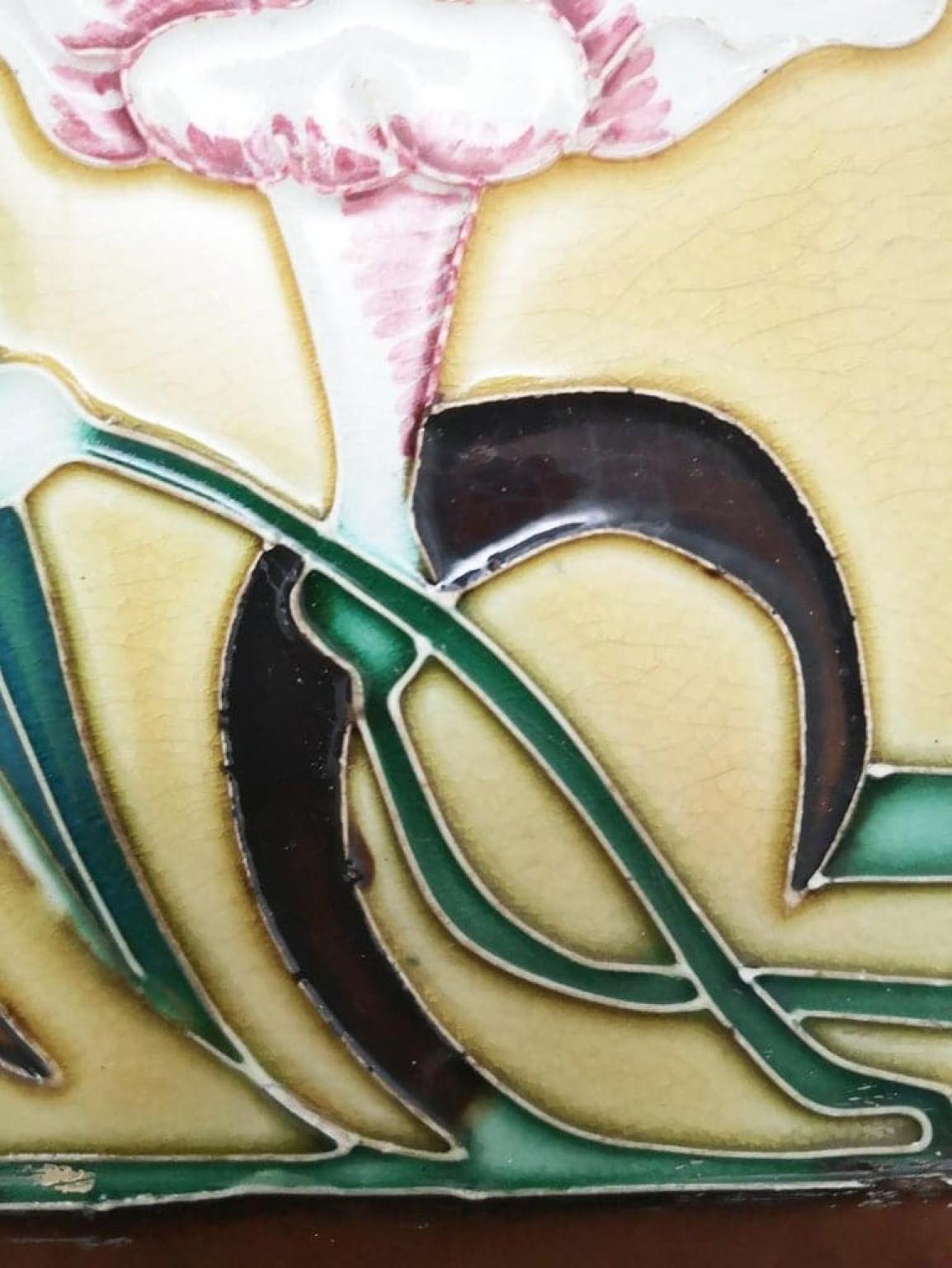 38 stuks Art Nouveau wall tiles with an image of a flower. The dimensions per tile are 5.9inch (15 cm) × 5.9 inch (15 cm).

Please note that the piece is for one piece. 38 pieces available.
Condition is generally very good. Minor chips, scuffs,
