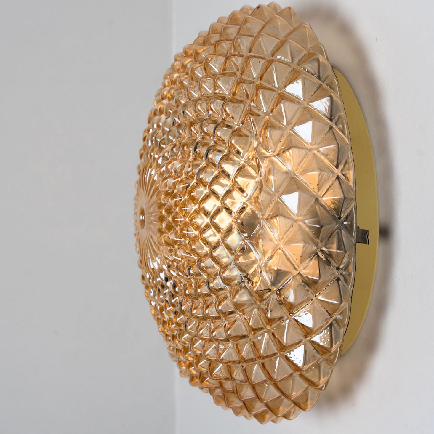 1 der 4 Amber Glass Flush Mount or Wall Lights Deutschland, 1960er Jahre (Moderne der Mitte des Jahrhunderts) im Angebot