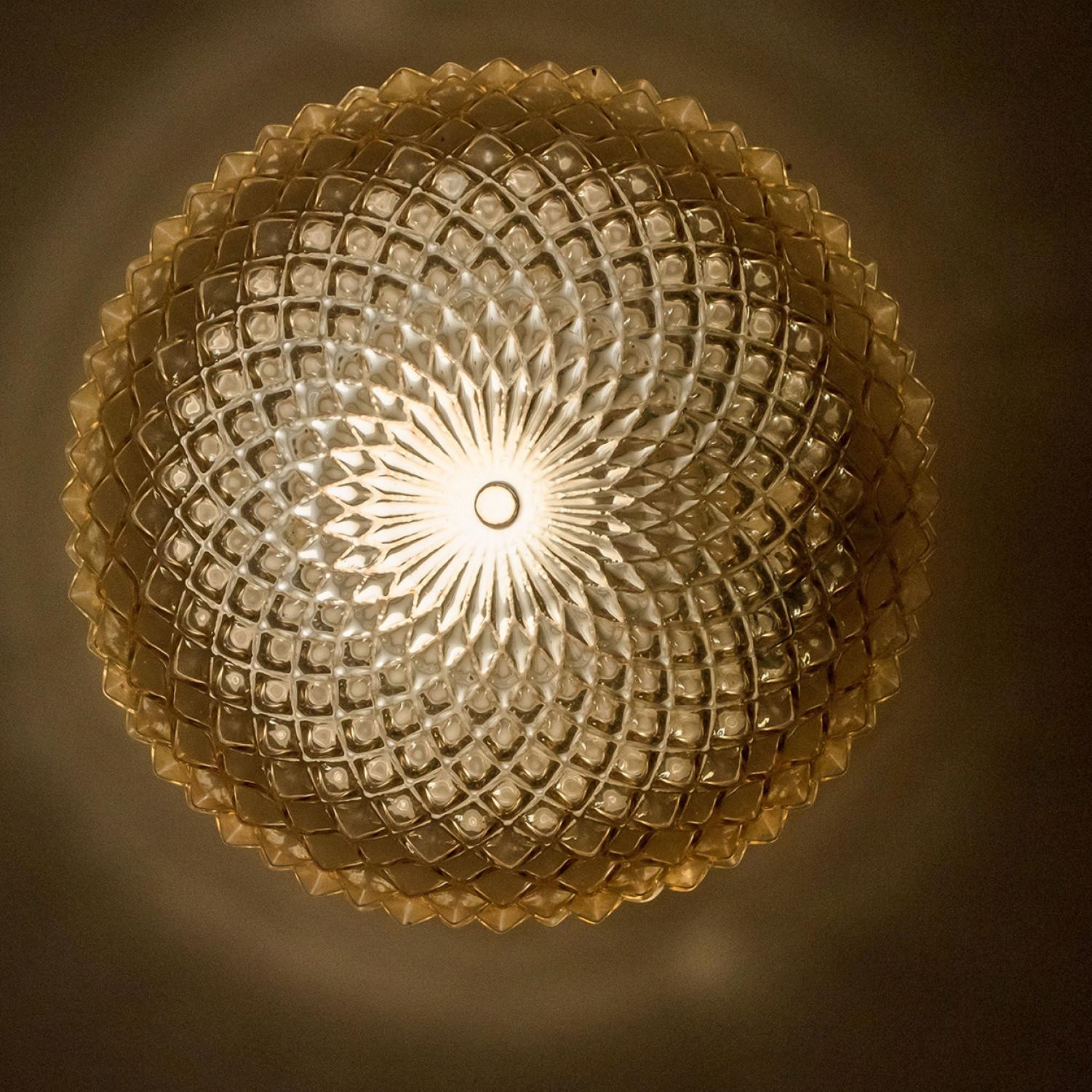 1 der 4 Amber Glass Flush Mount or Wall Lights Deutschland, 1960er Jahre im Zustand „Gut“ im Angebot in Rijssen, NL