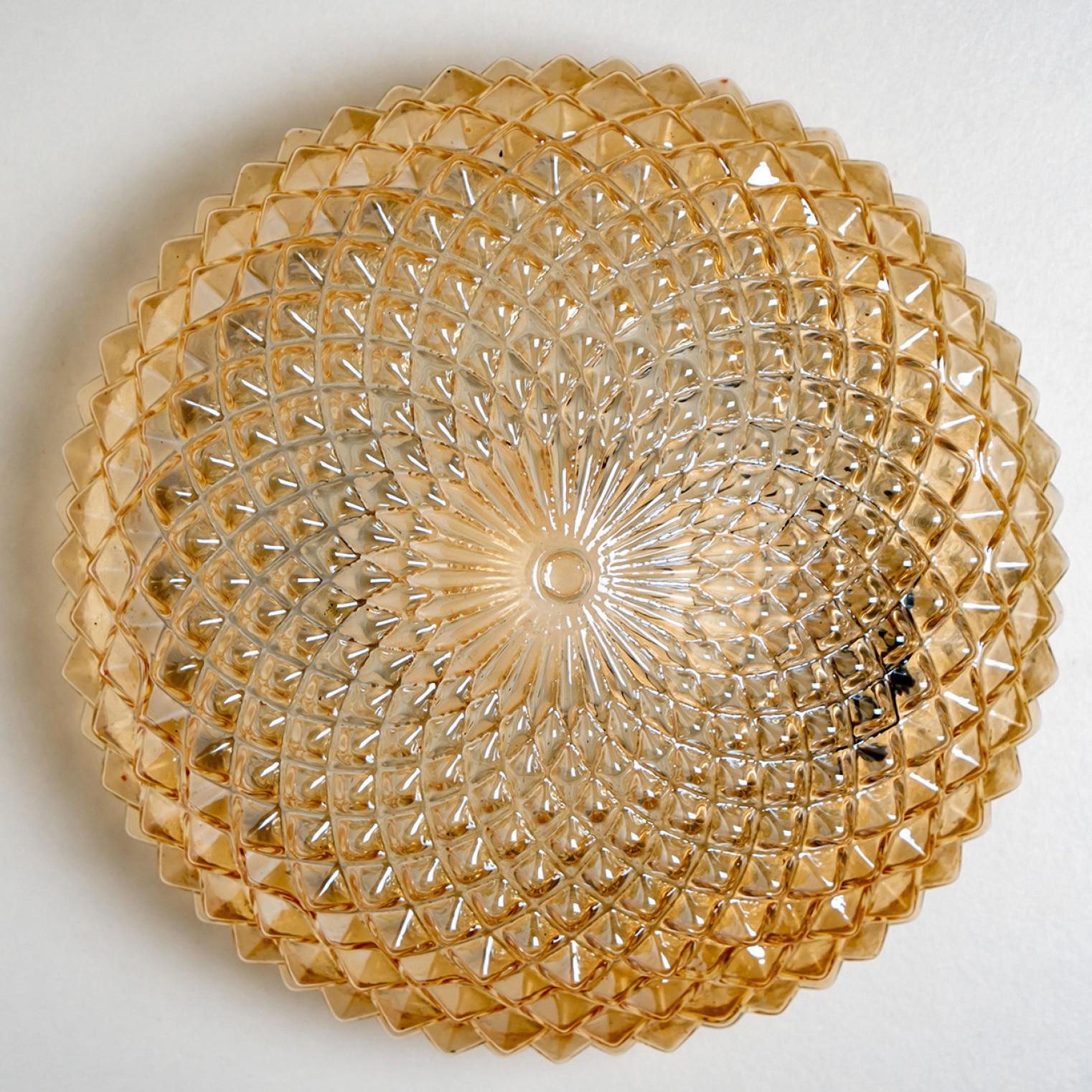 1 der 4 Amber Glass Flush Mount or Wall Lights Deutschland, 1960er Jahre (Kristall) im Angebot
