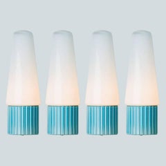 1 delle 4 lampade da parete in vetro opalino ceramico Aqua, Svezia 1960