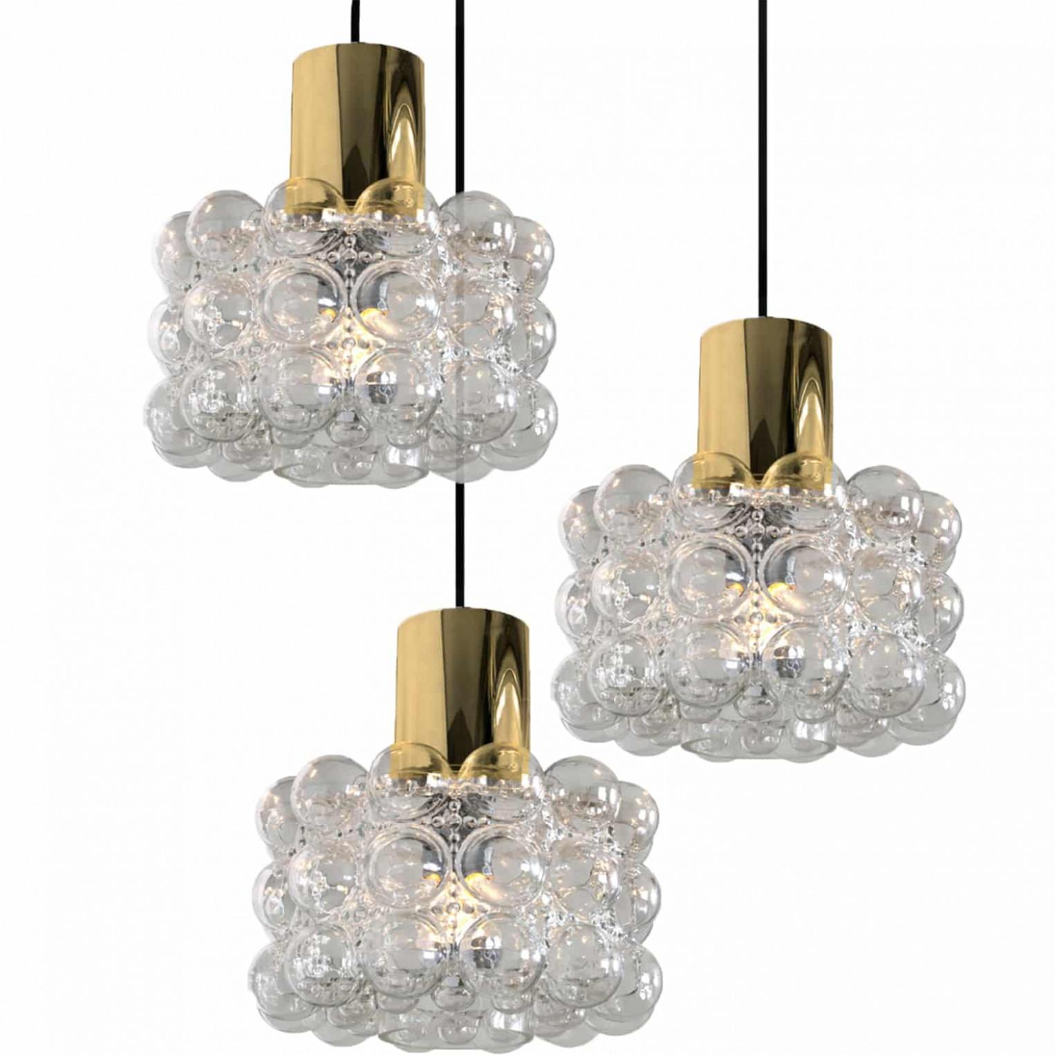 1 dei 4 bellissimi lampadari o lampade a sospensione in vetro a bolle d'aria disegnati da Helena Tynell per Glashütte Limburg. Un classico del design, il vetro soffiato a mano dona una meravigliosa luce calda.

Le dimensioni: Altezza 80 cm dal
