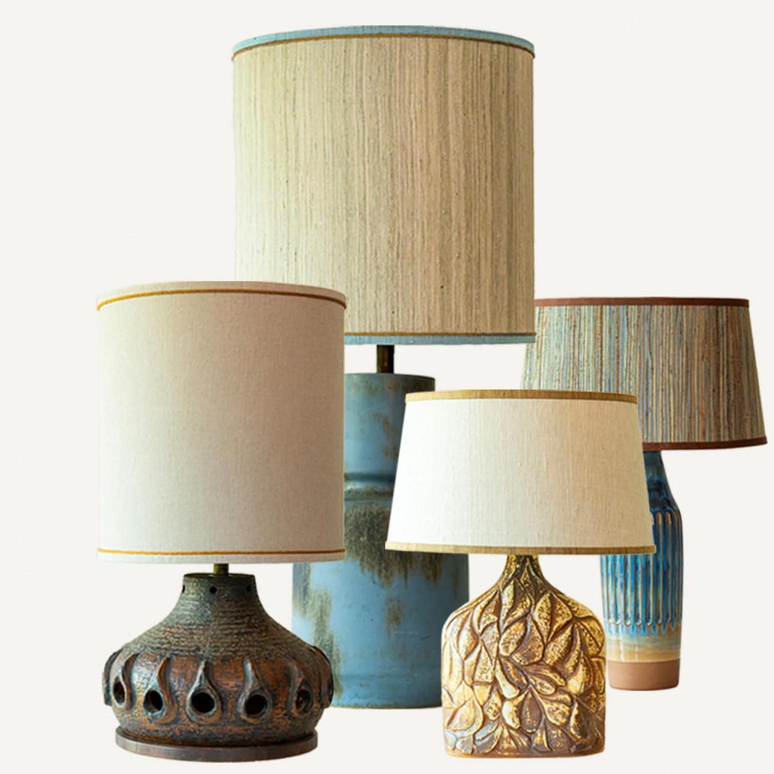 Eine der vier Keramik-Tischlampen, 1970er Jahre.

Dieses Set verleiht jedem Interieur eine reizvolle Optik. Mit ihren schönen Formen bietet sie eine einzigartige Präsenz.

Die Sockel mit braunen und blauen Schirmen passen perfekt zu den
